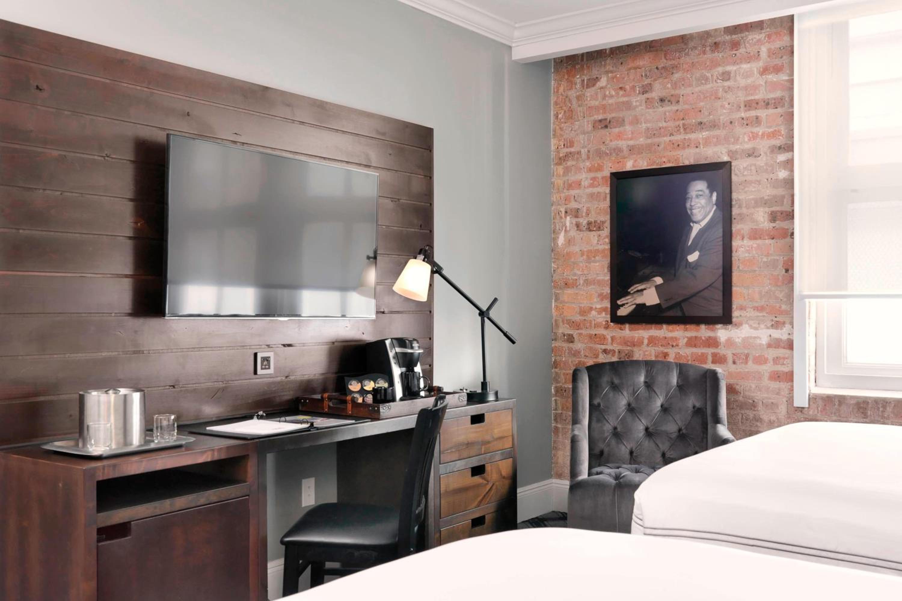 Queen Room with Two Queen Beds - Photo 5