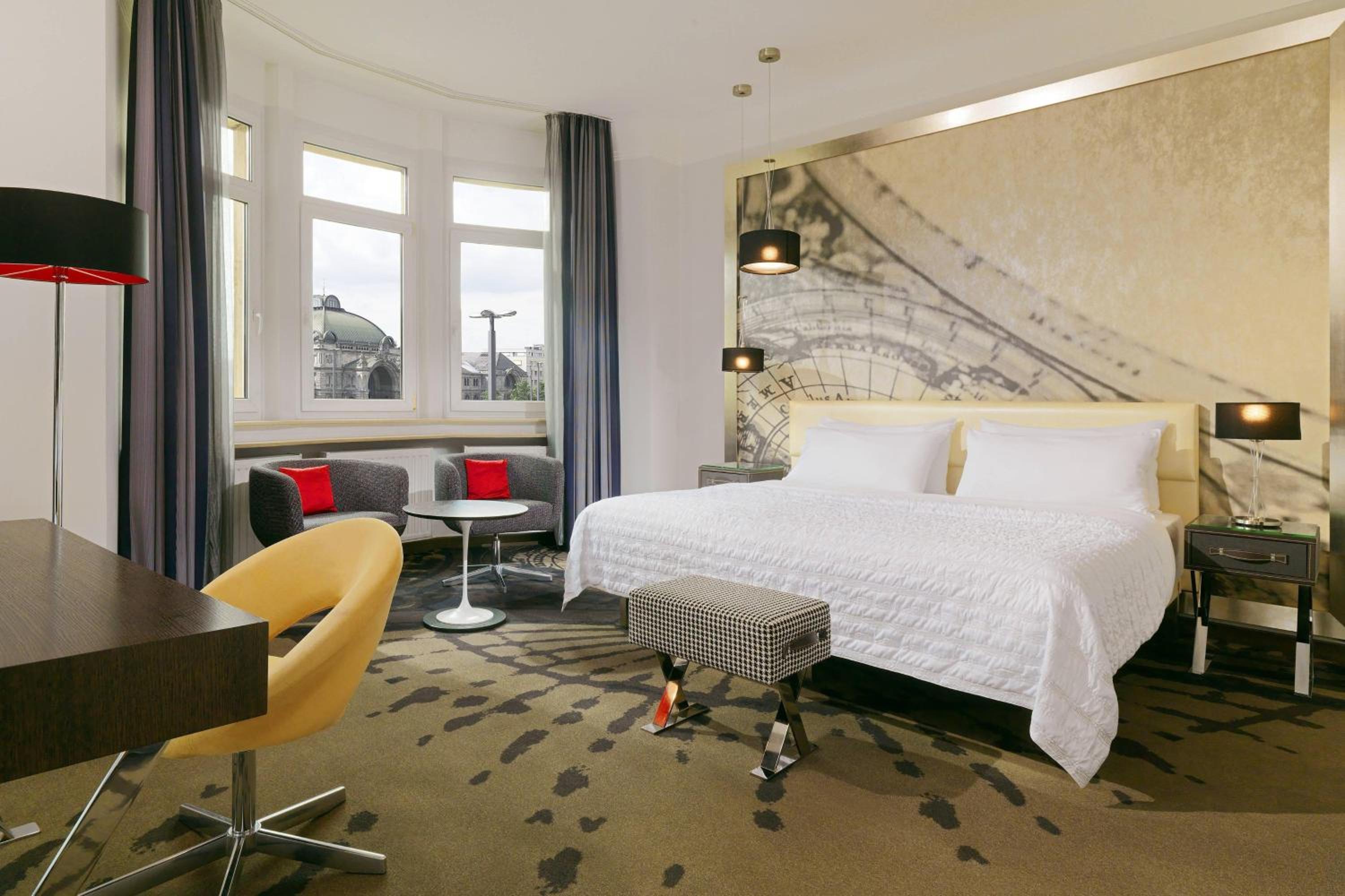 Grand Deluxe, Guest room, 1 King, City view thumbnail 5