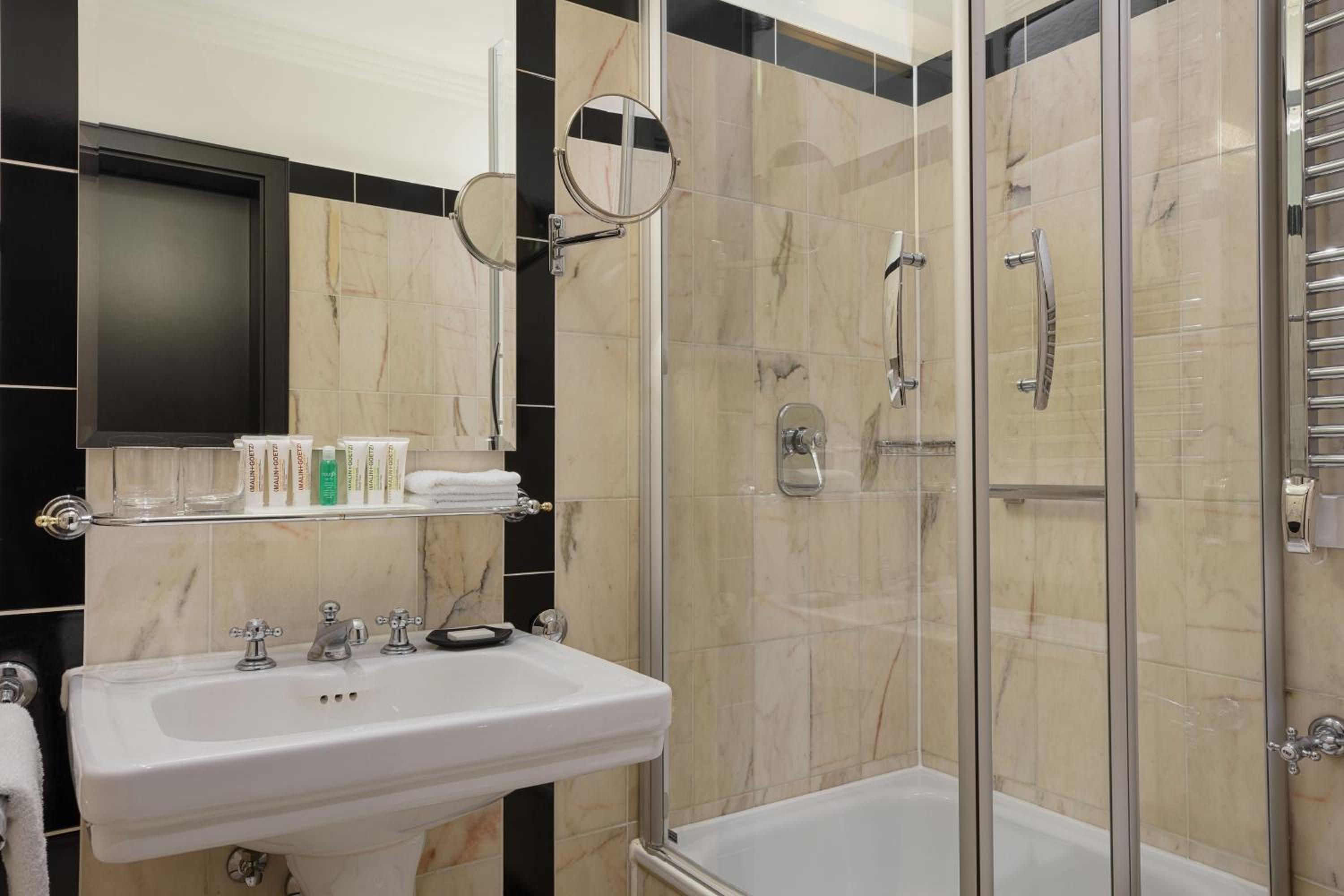 Grand Deluxe, Guest room, 1 King, City view thumbnail 6