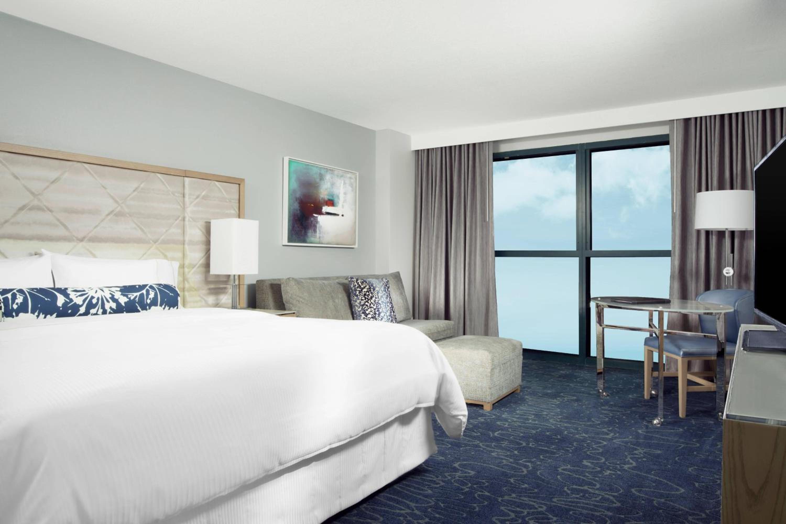 Traditional King Room with Roll-in Shower - Mobility and Hearing Accessible (Includes Early Entry To Disney Theme Parks)