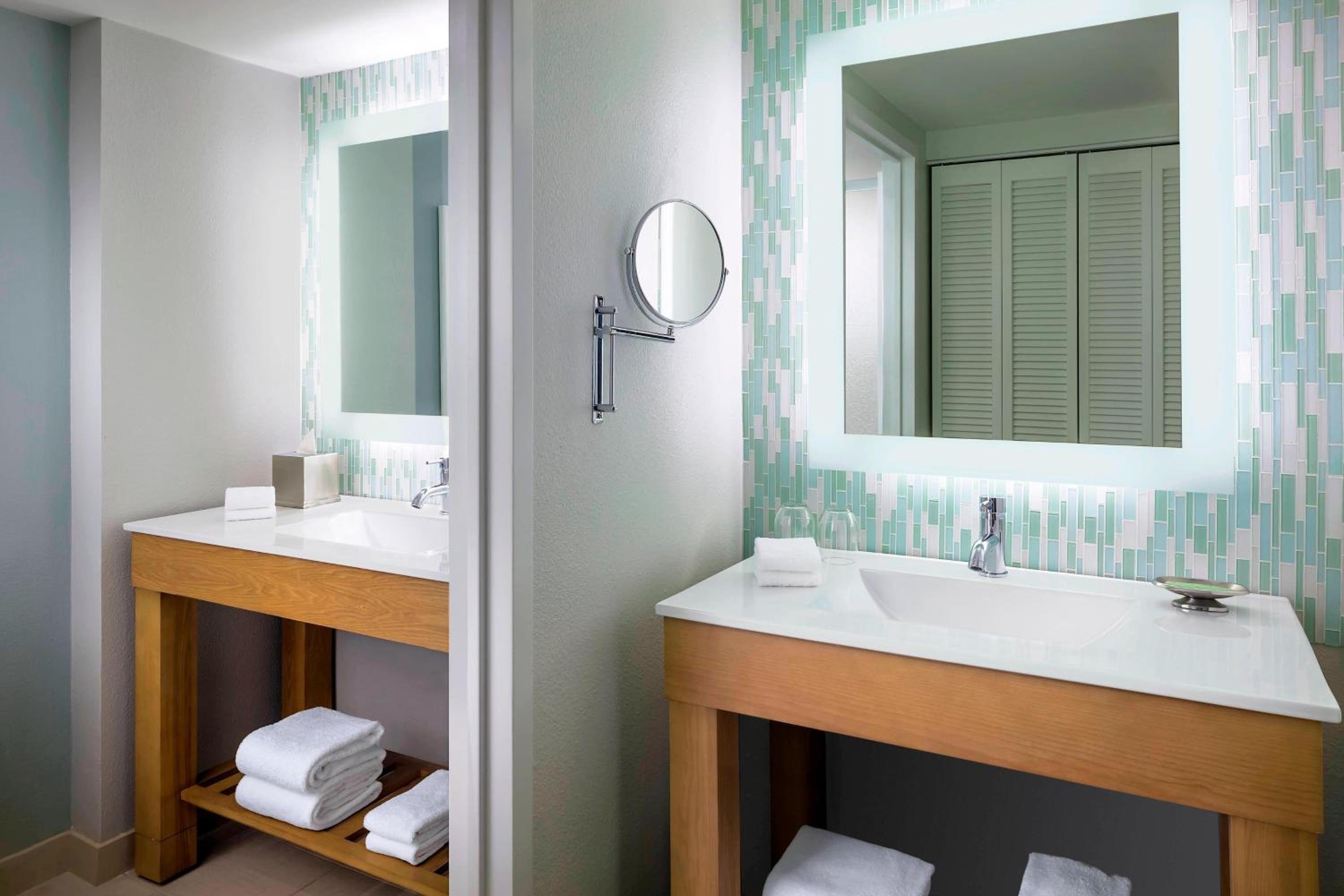 Traditional King Room with Roll-in Shower - Mobility and Hearing Accessible (Includes Early Entry To Disney Theme Parks)