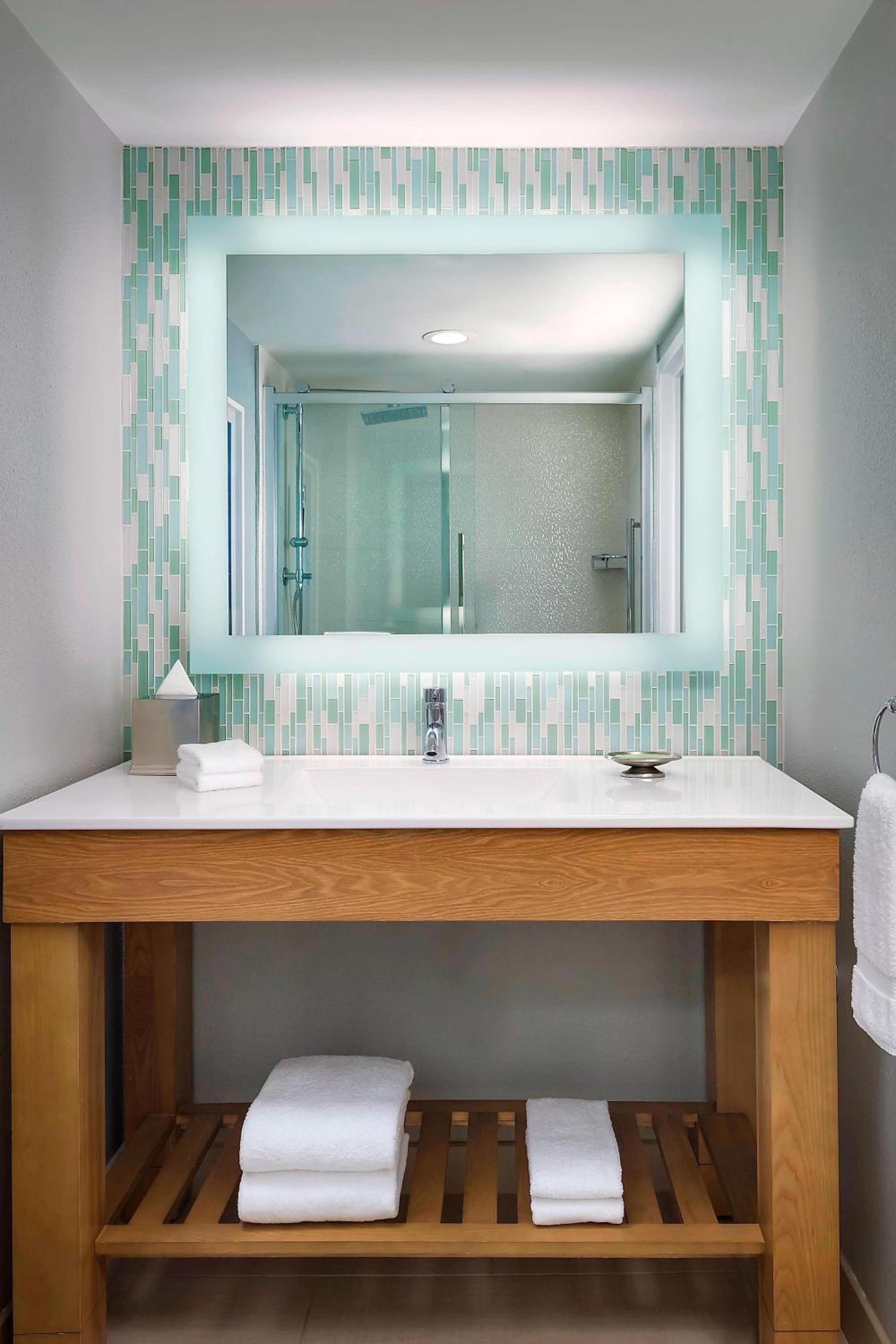 Traditional King Room with Roll-in Shower - Mobility and Hearing Accessible (Includes Early Entry To Disney Theme Parks)
