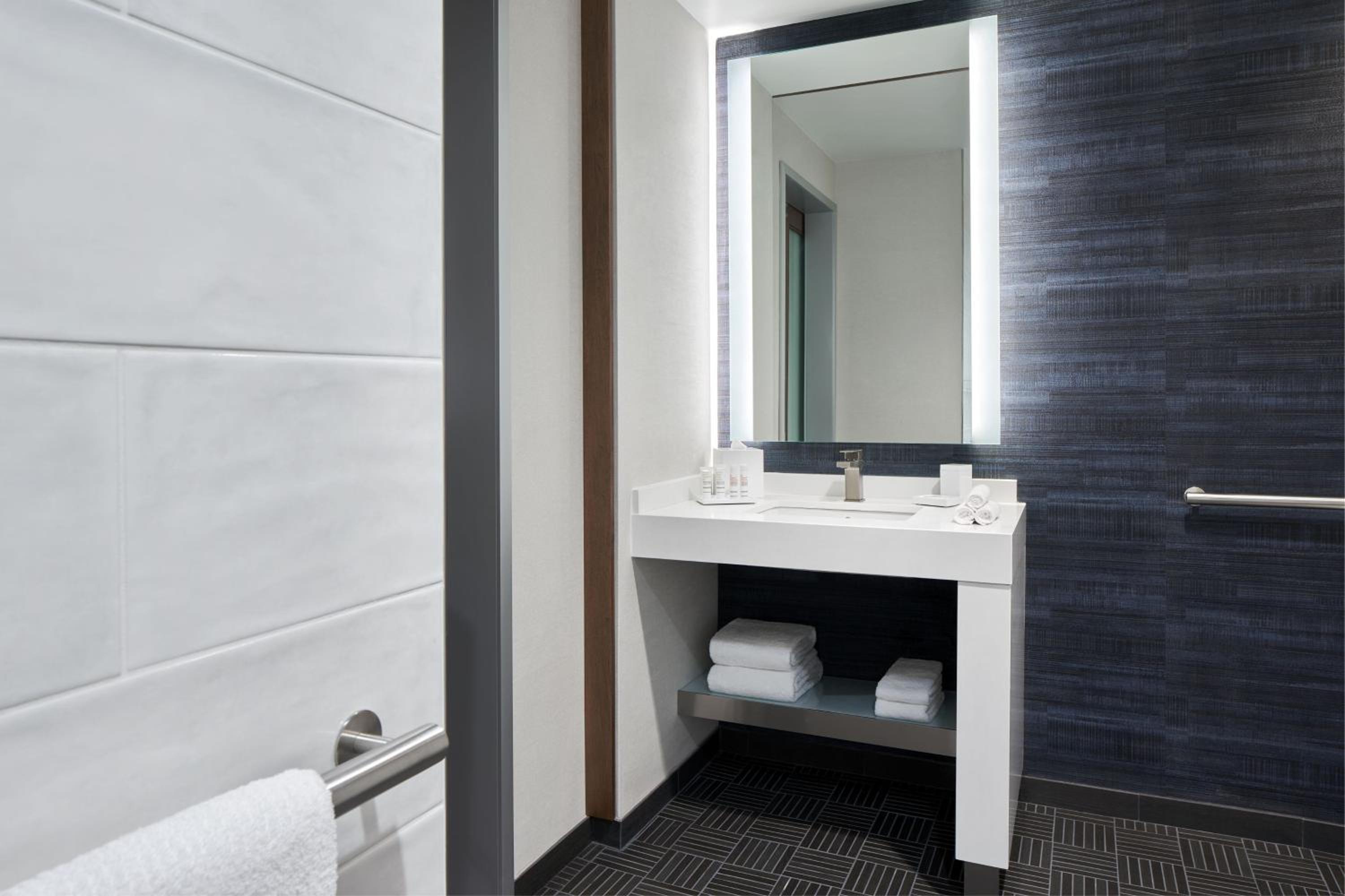 King Guest Room - Photo 5
