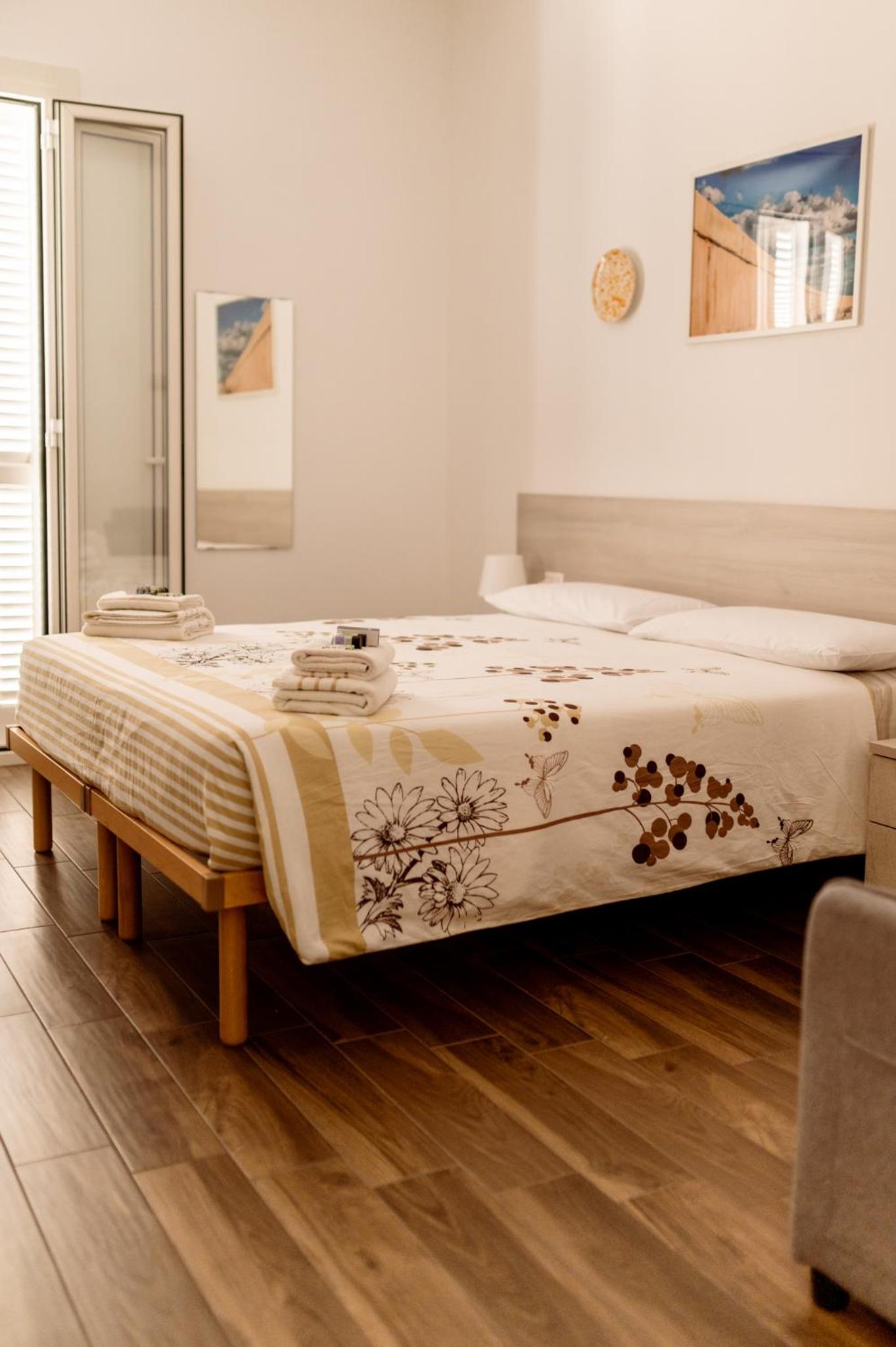 Apartment with Balcony - Photo 23