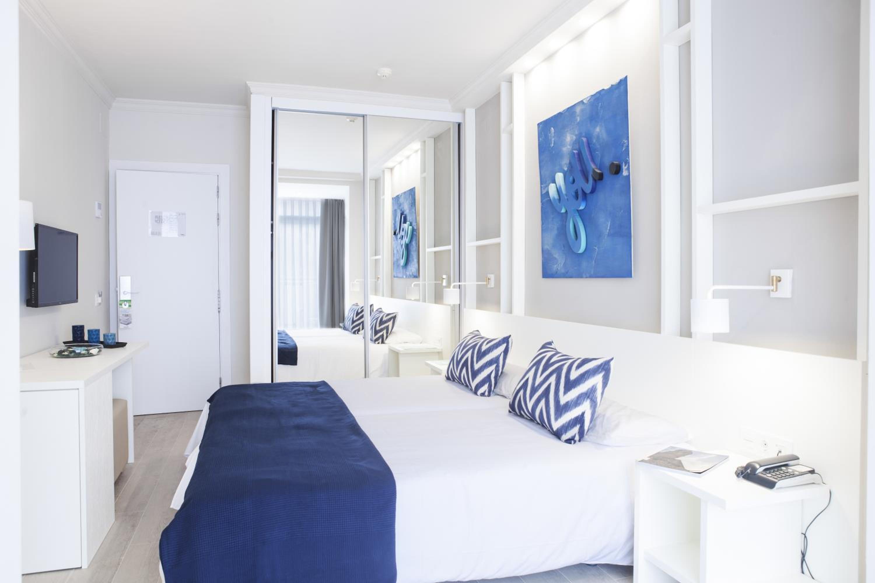 Twin Room - Photo 1