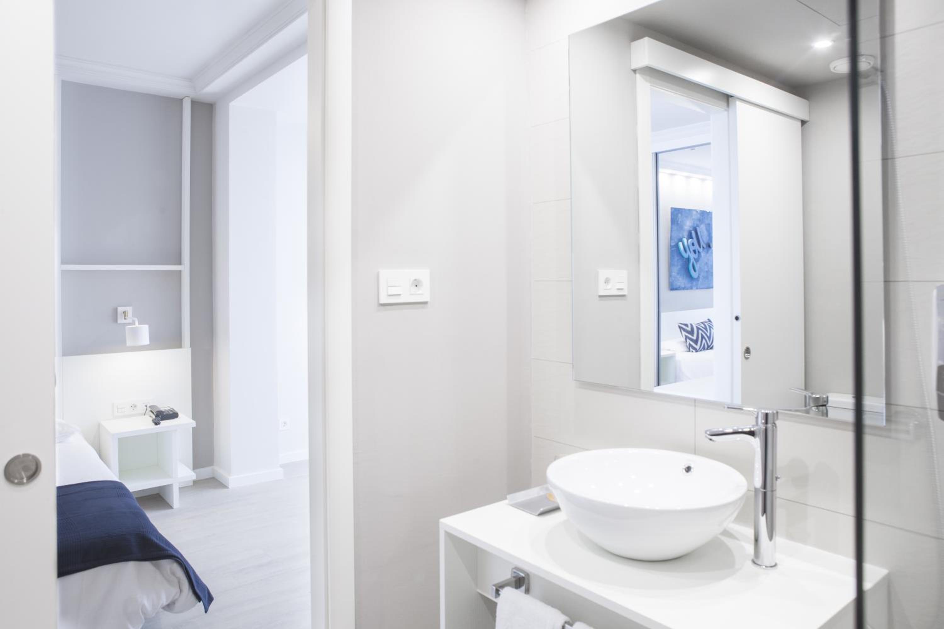 Standard Twin Room - Photo 5