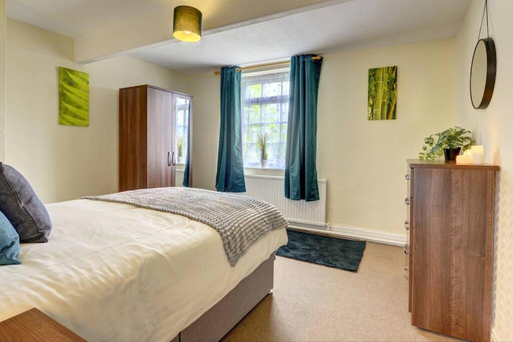 Six-Bedroom House photo 1