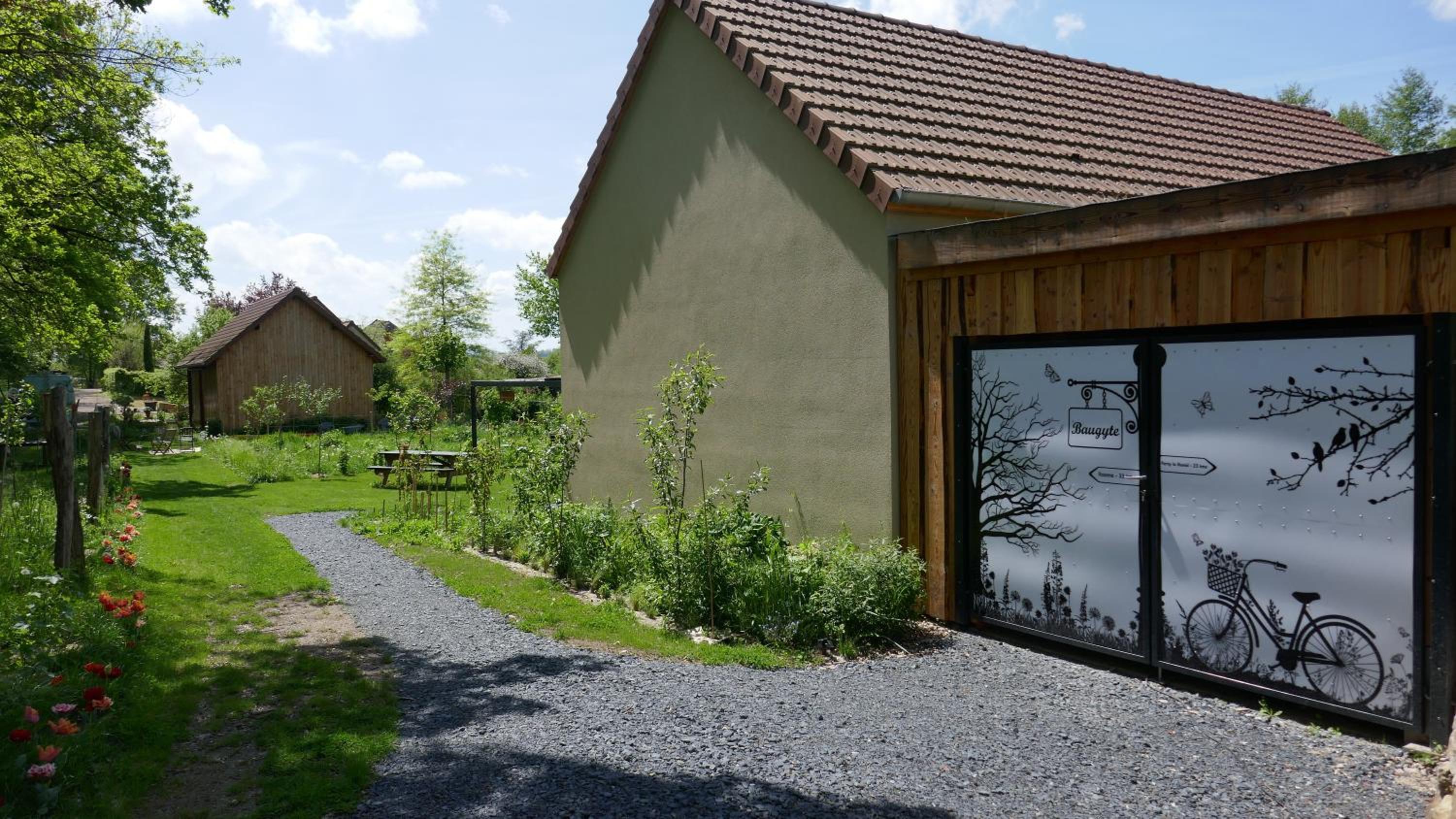 Three-Bedroom House - Photo 4