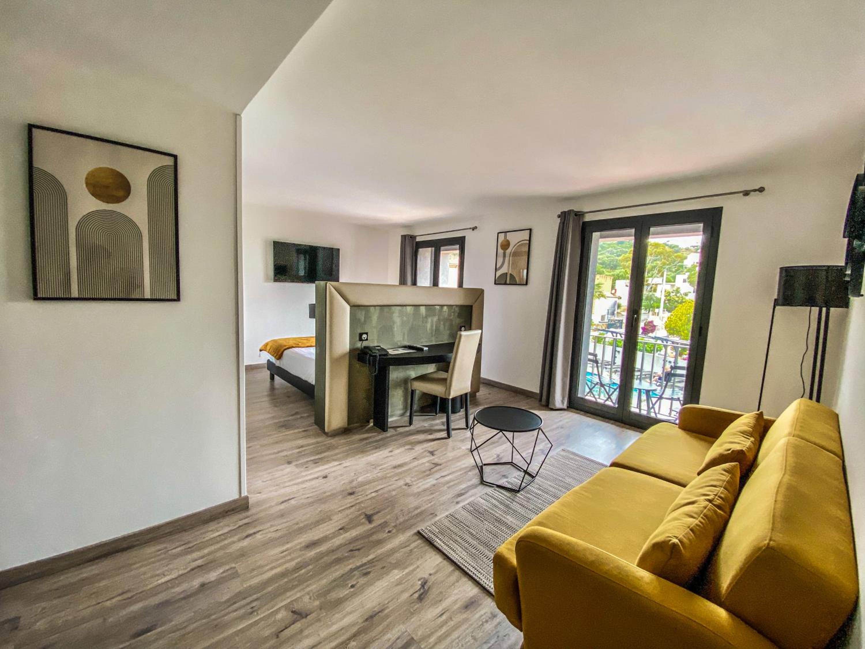 Superior Suite - Photo 7