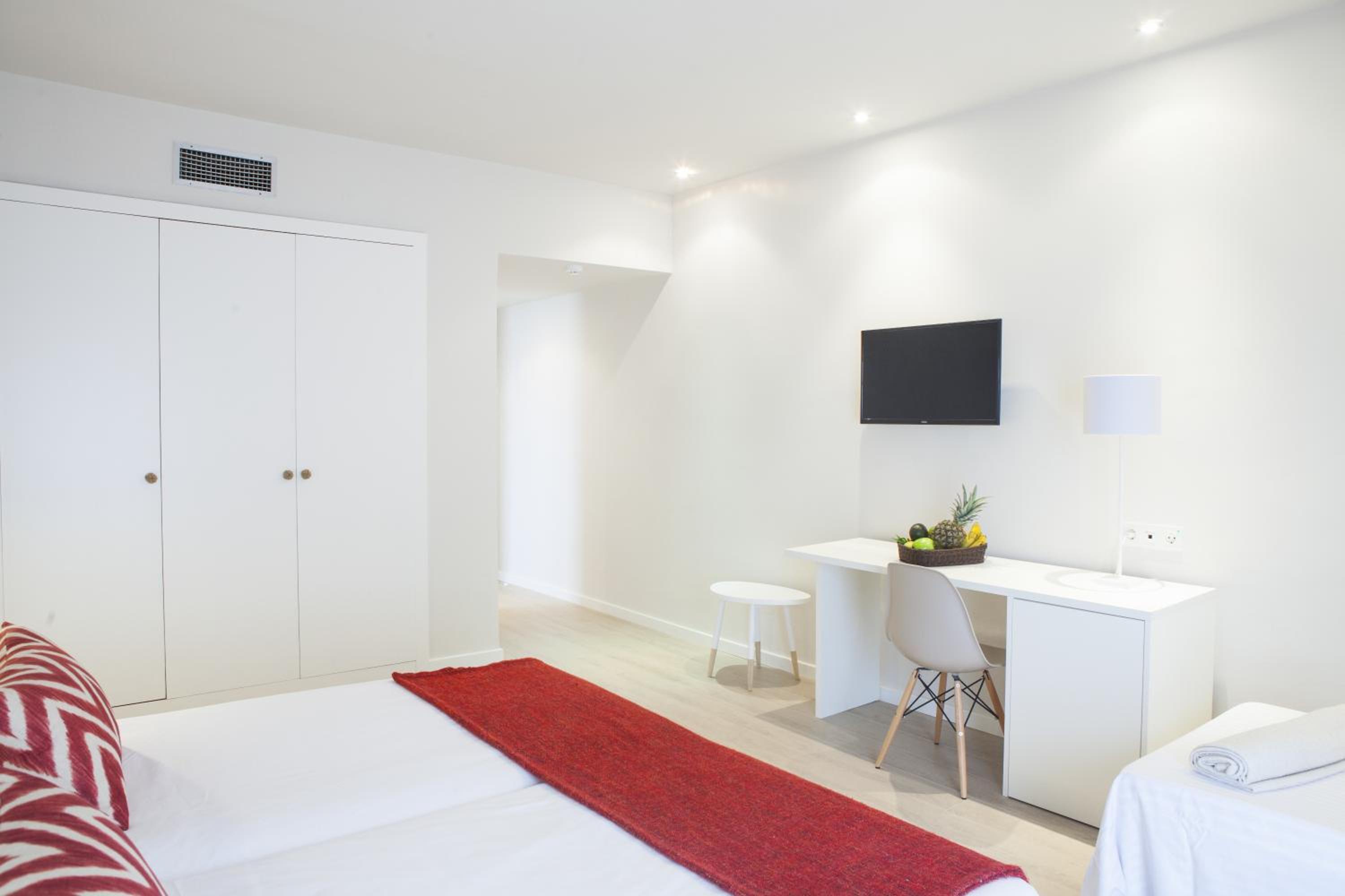 Deluxe Triple Room - Photo 9