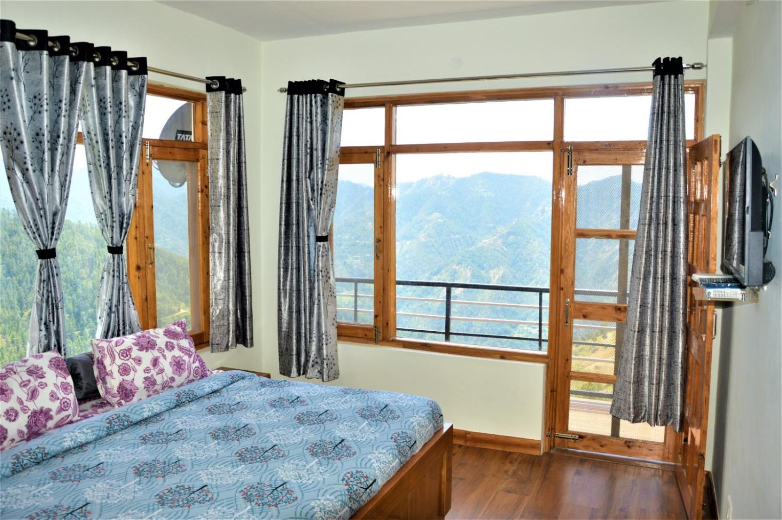 Deluxe Double Room (2 Adults + 1 Child) photo 1