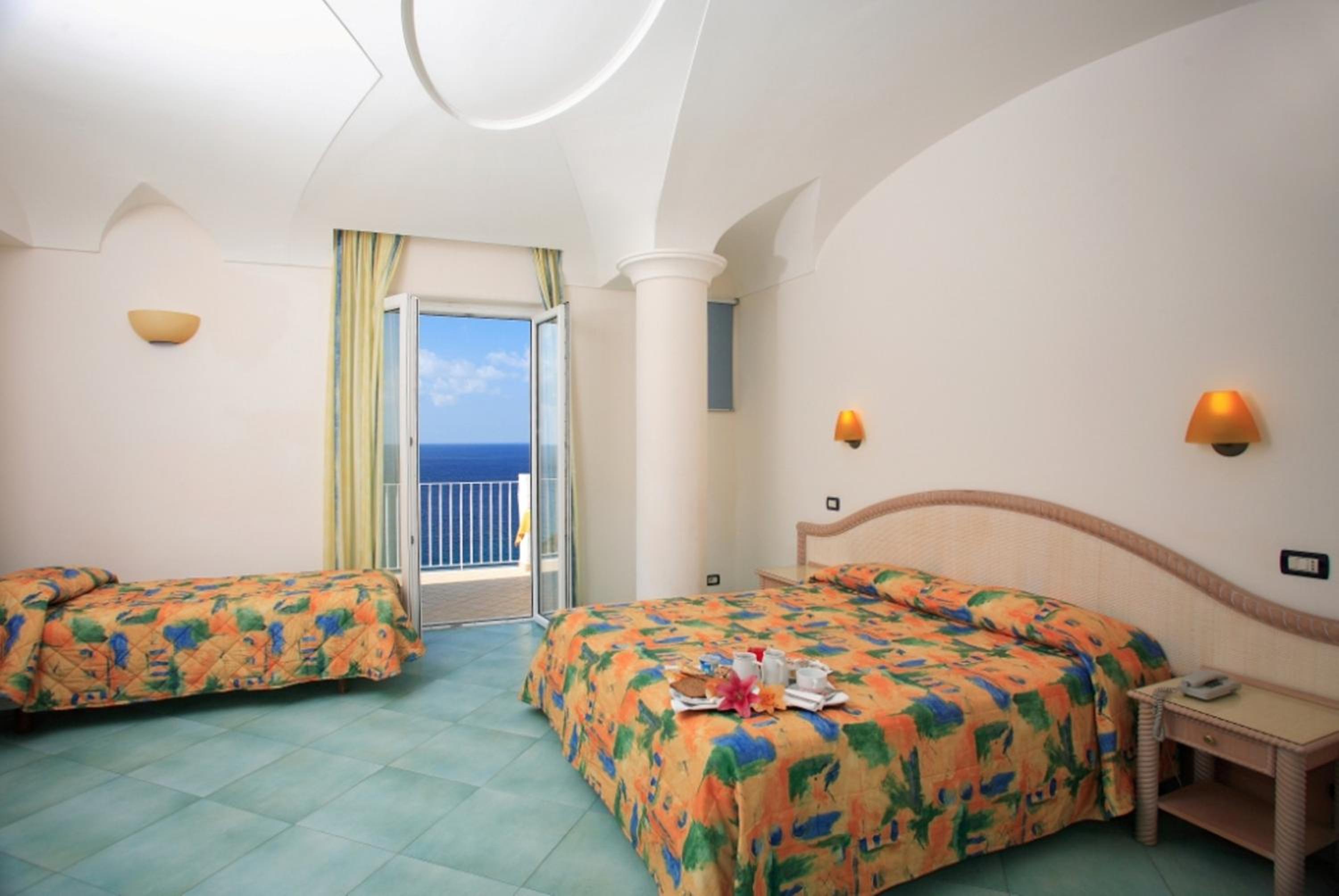 Standard Dreibettzimmer mit Meerblick