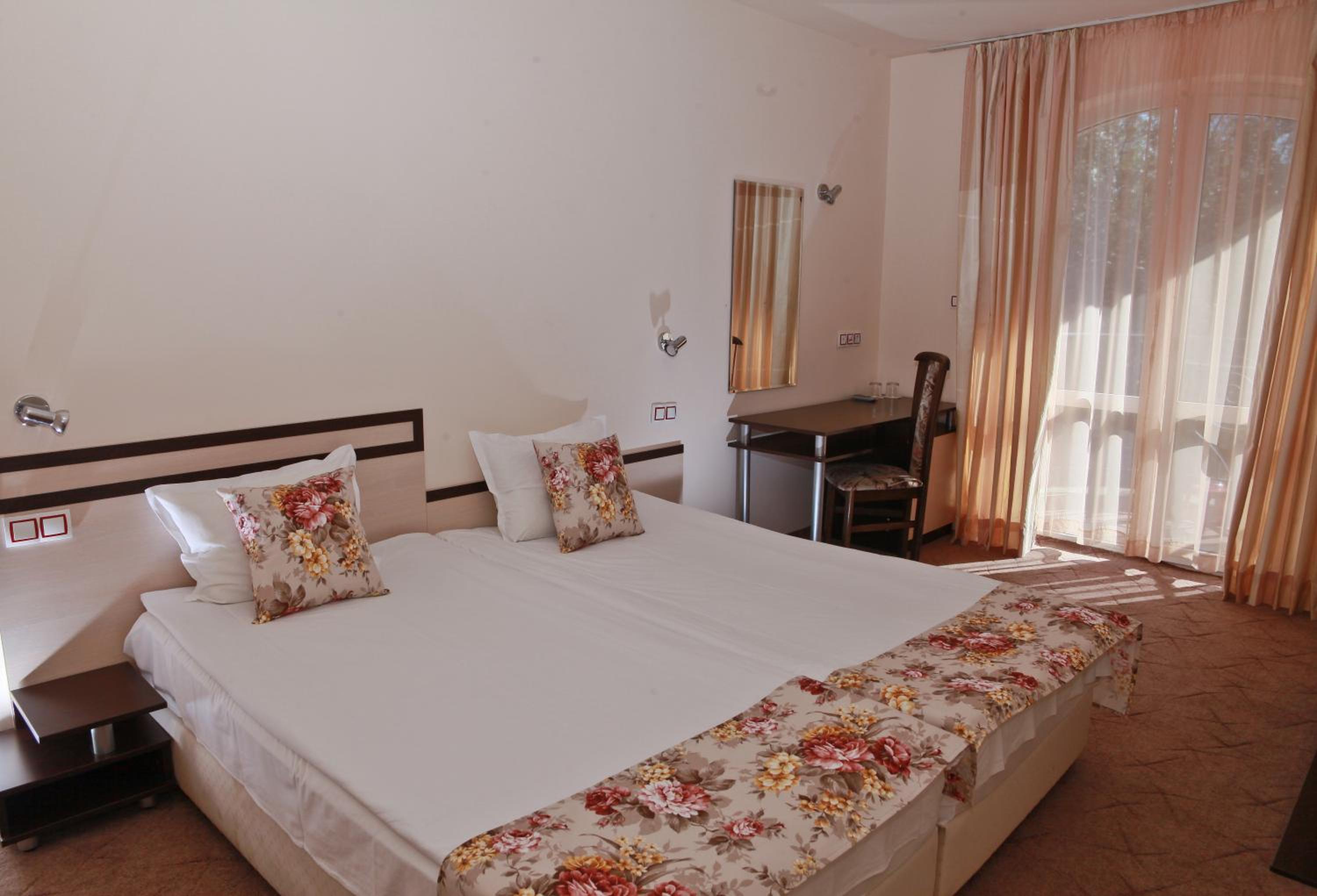 Standard Double or Twin Room - Photo 2
