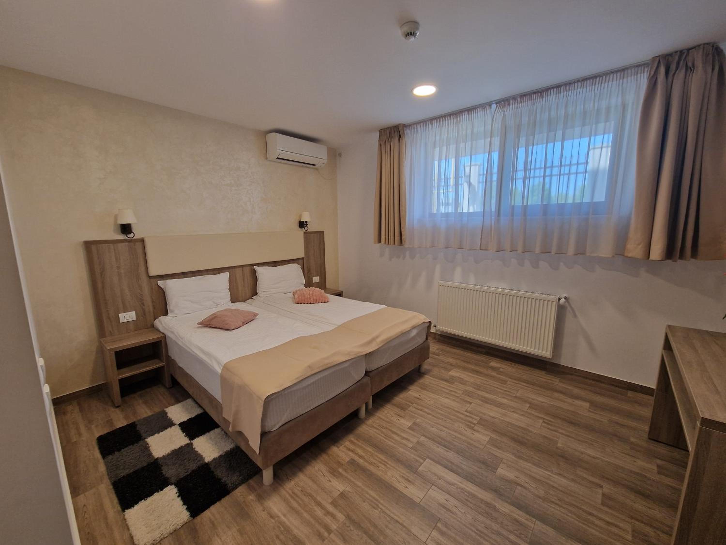 Twin Room - Semi-Basement - Photo 1
