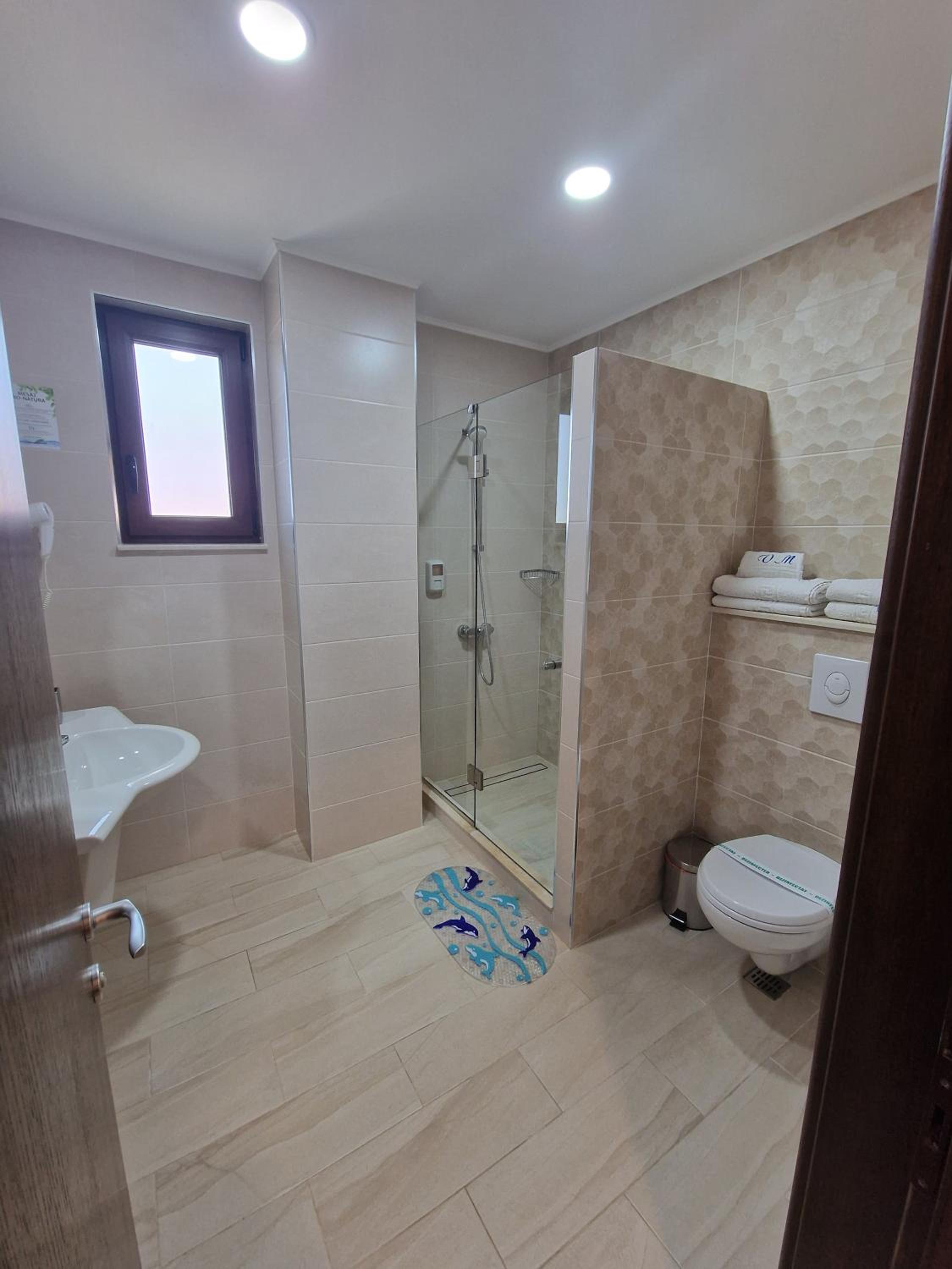 King Room with Balcony - Photo 10