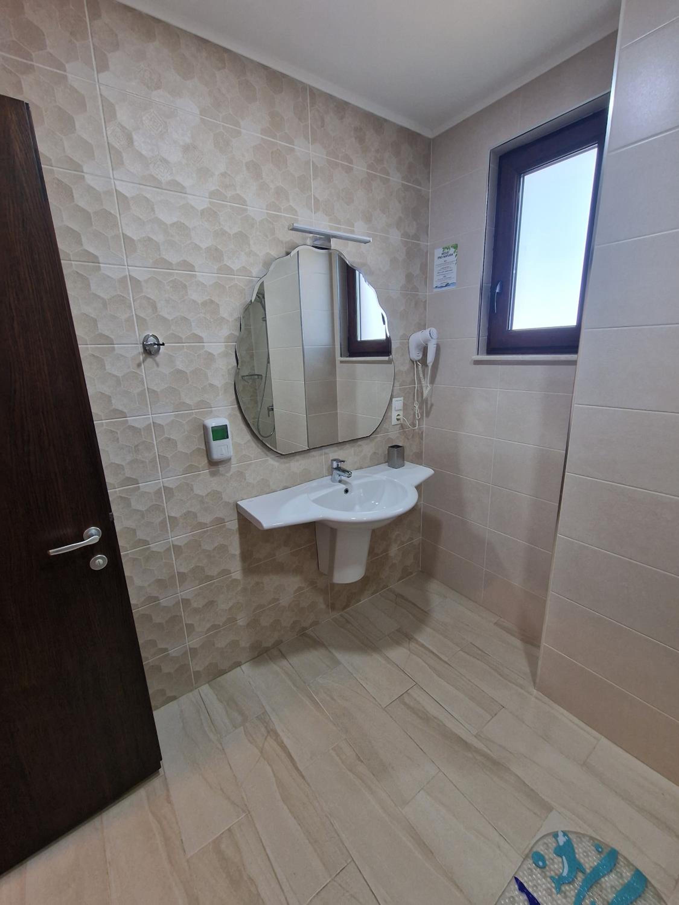 King Room with Balcony - Photo 11