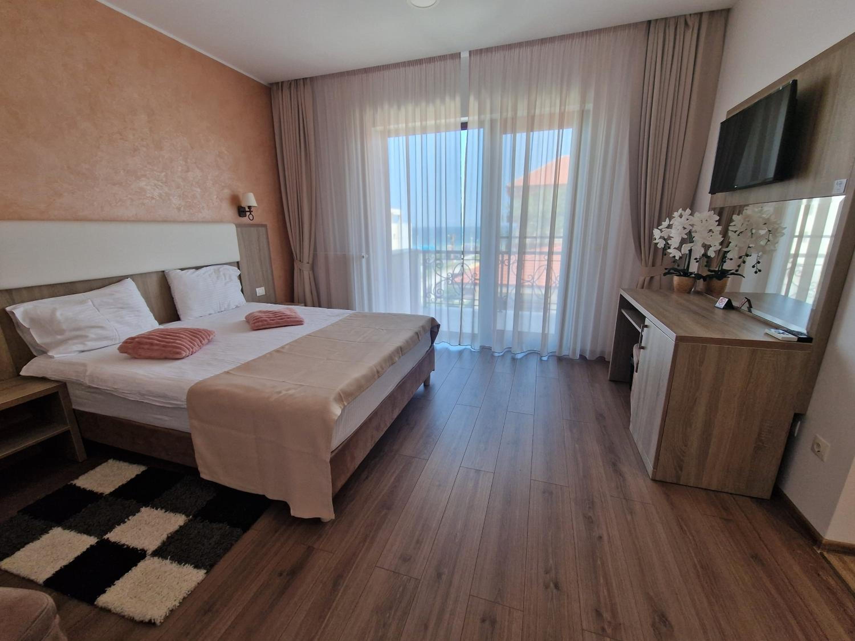 King Room with Balcony - Photo 1