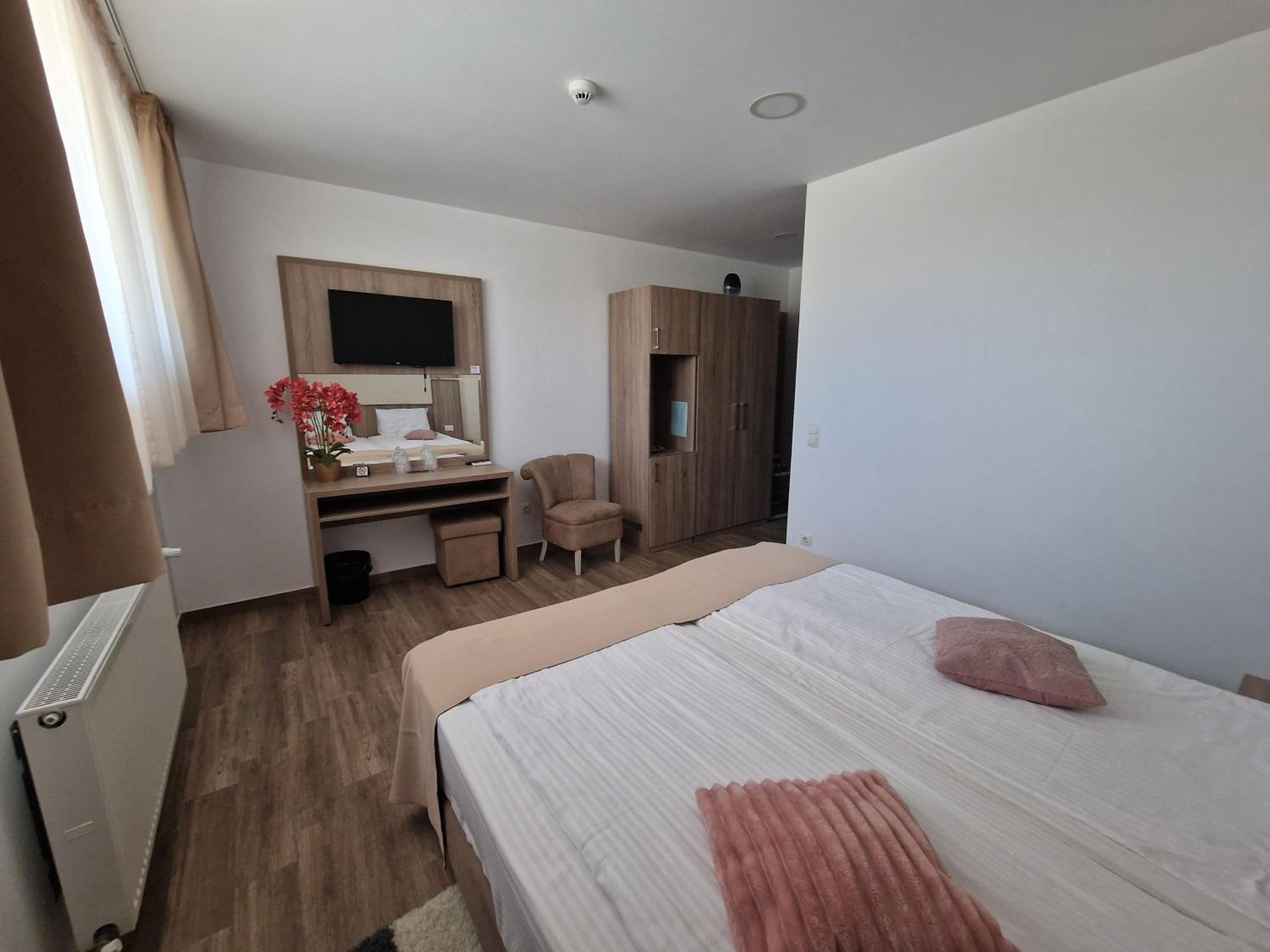 Twin Room - Semi-Basement - Photo 5