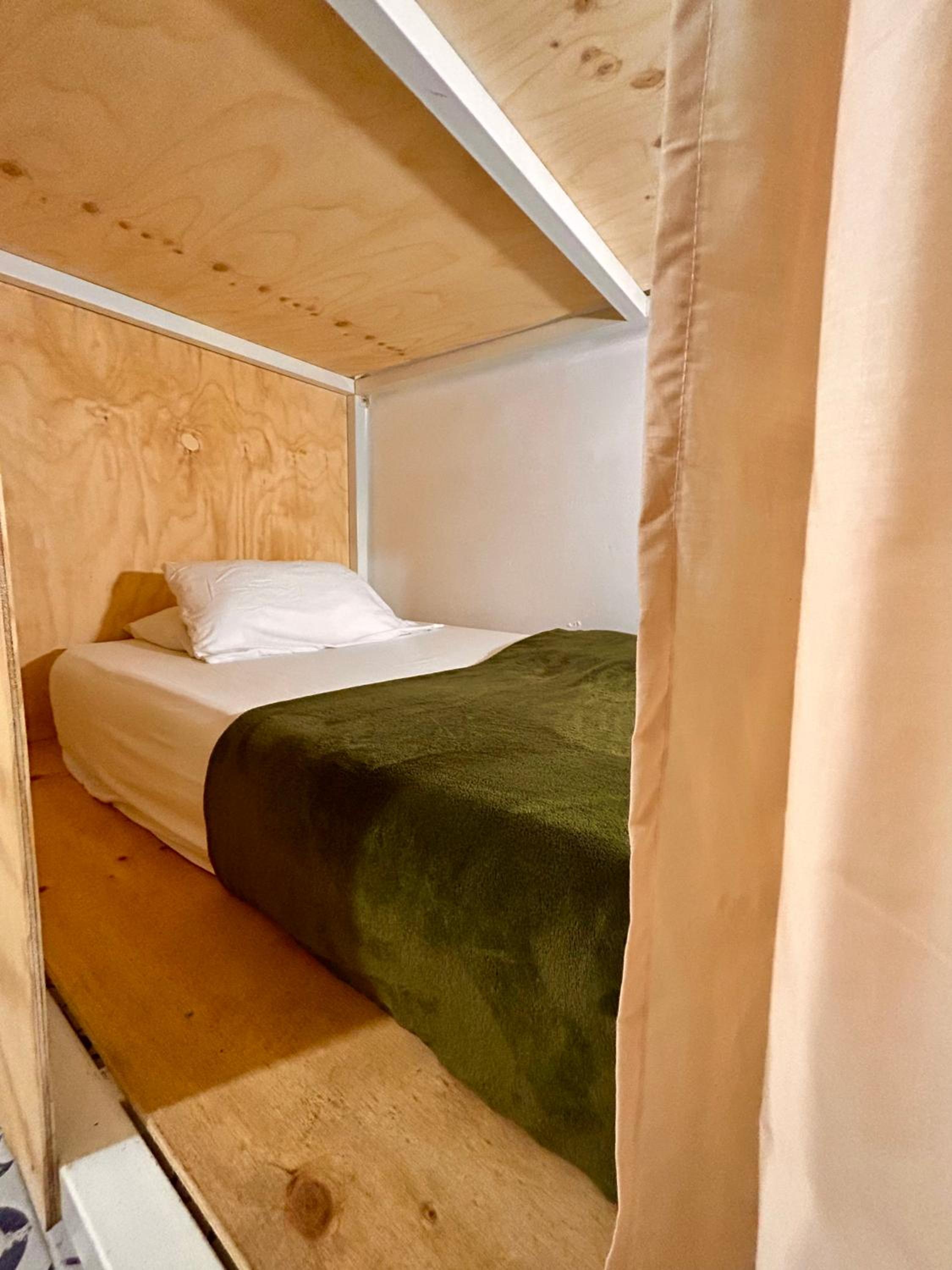 Bed in 8-Bed Mixed Dormitory Room photo 1