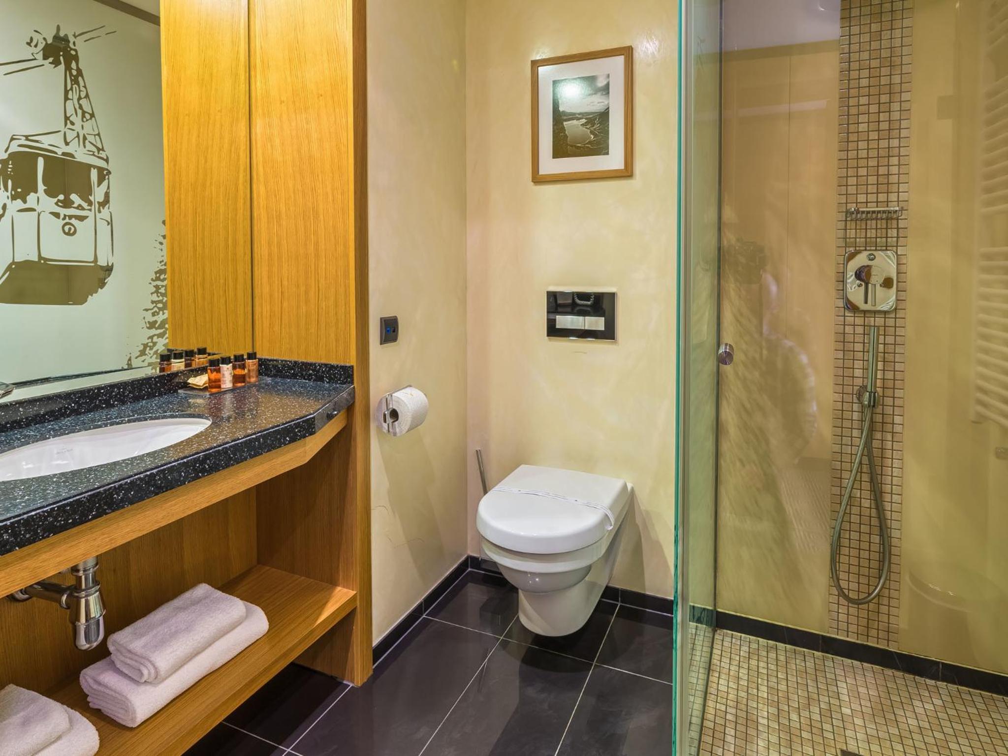Standard Double or Twin Room with Balcony - Photo 6
