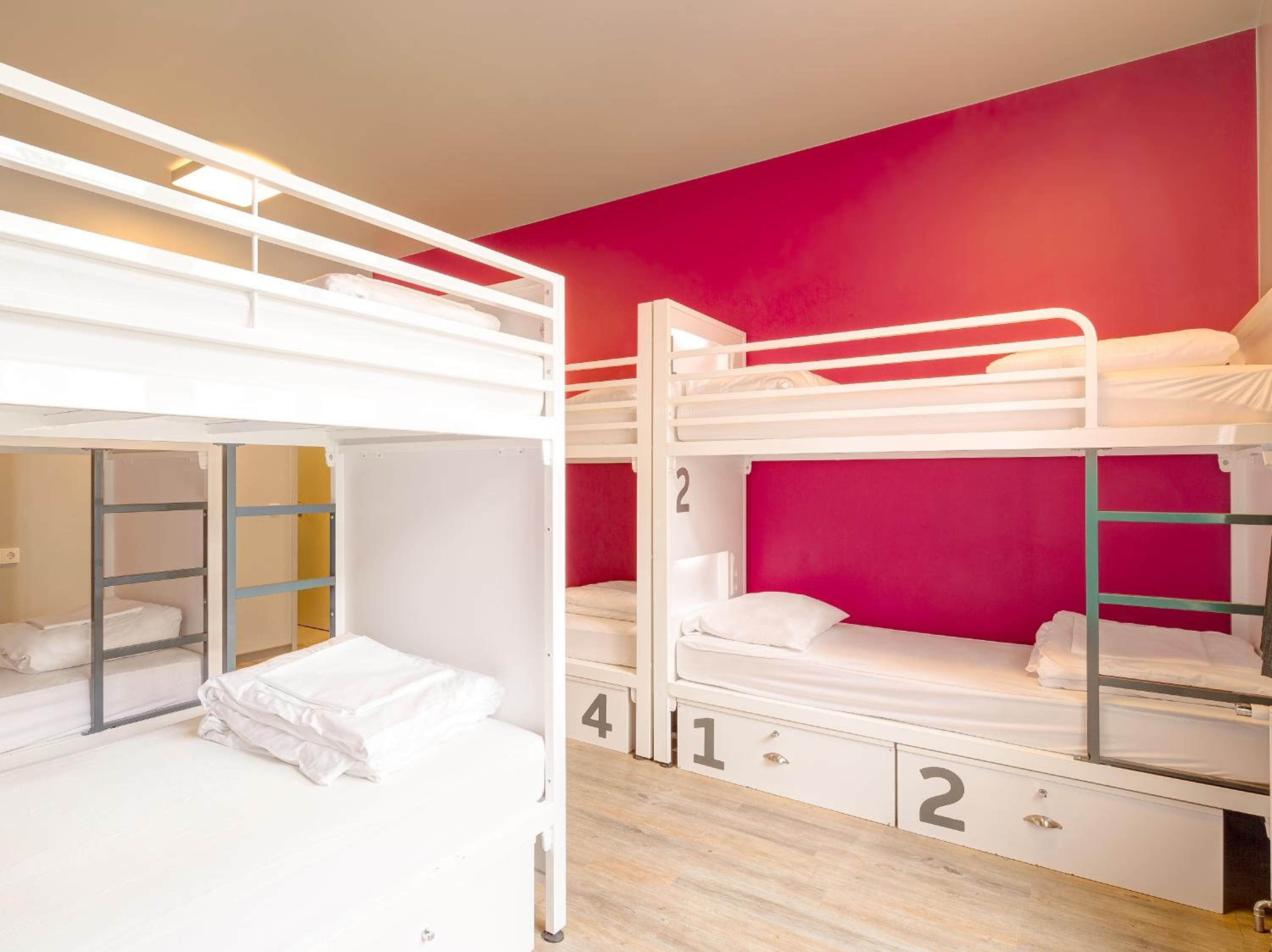 Bed 8-Bed Mixed Dormitory Room with Private Bathroom