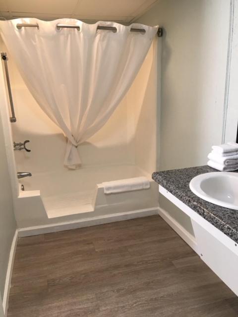 Non-Oceanfront Double Queen Room-Accessible - Photo 3