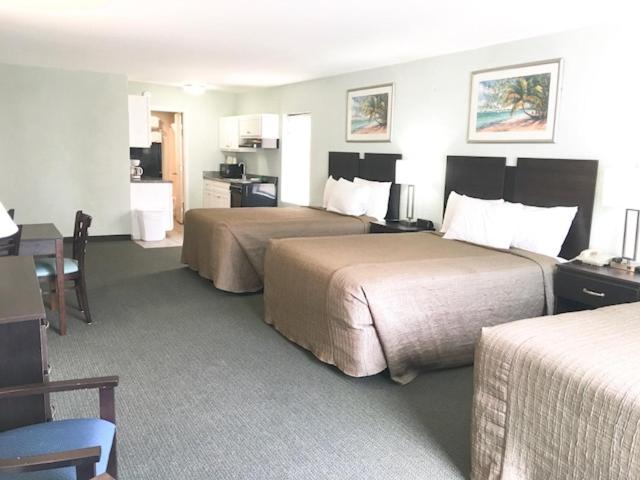 Non-Oceanfront Triple Queen Room  - Photo 4