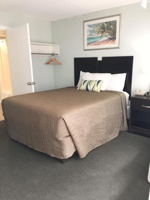 Non-Oceanfront Queen Room-Accessible - Photo 2