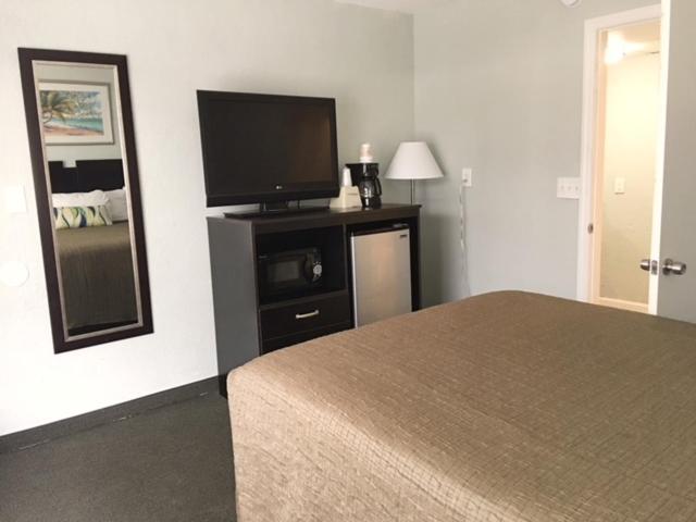 Non-Oceanfront Queen Room-Accessible - Photo 1