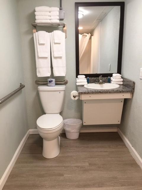 Non-Oceanfront Queen Room-Accessible - Photo 3
