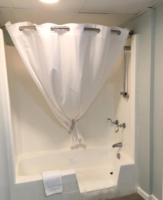 Non-Oceanfront Queen Room-Accessible - Photo 4