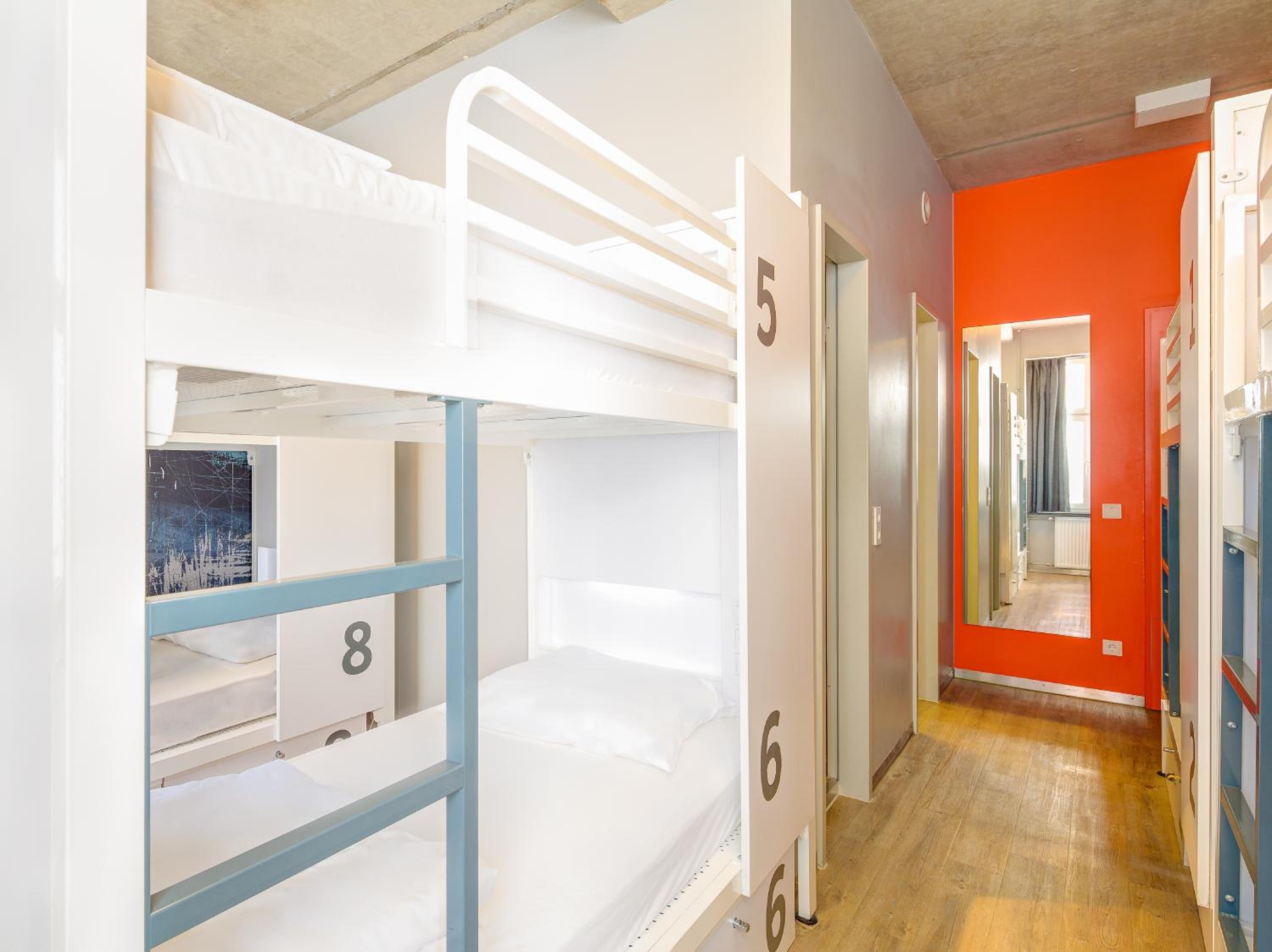Bed 8-Bed Mixed Dormitory Room with Private Bathroom