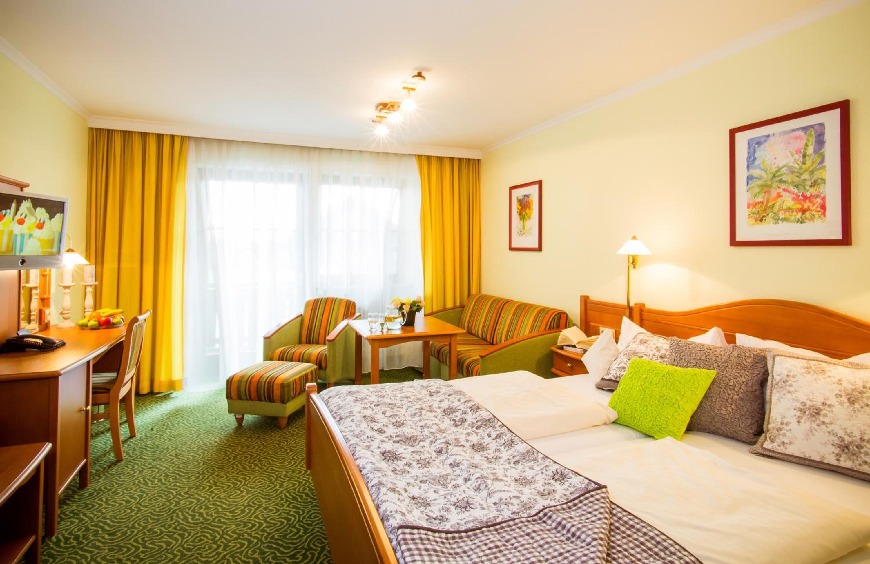 Double Room with Balcony - Photo 3
