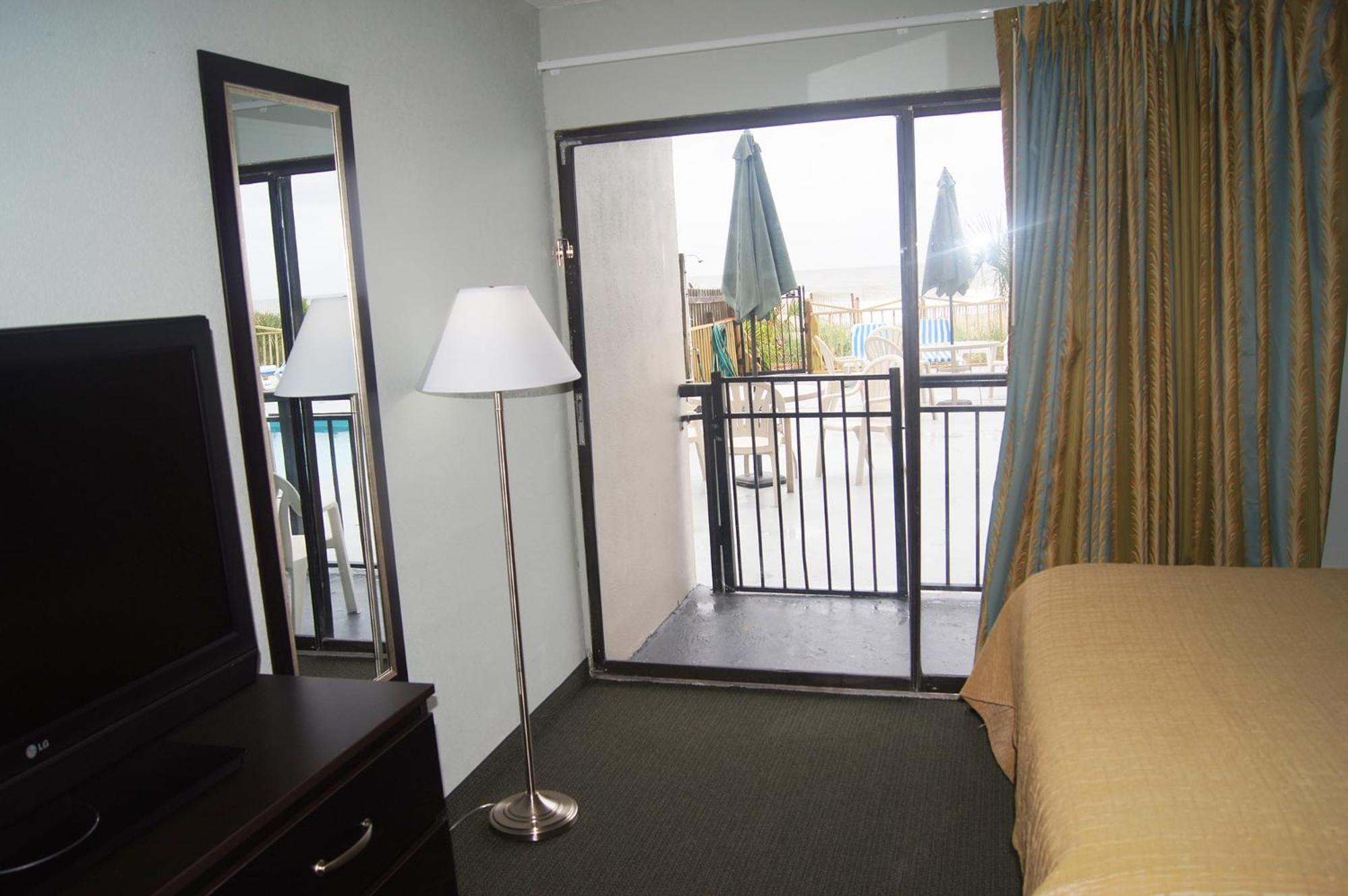 Queen Room with Two Queen Beds and Kitchenette-Oceanfront View - Photo 3