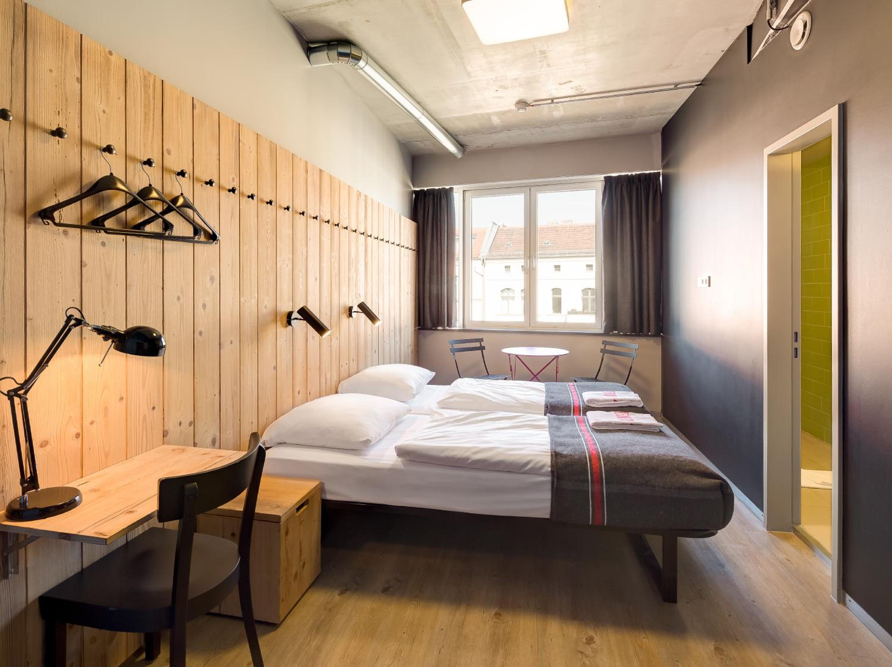 Deluxe Twin Room thumbnail 5