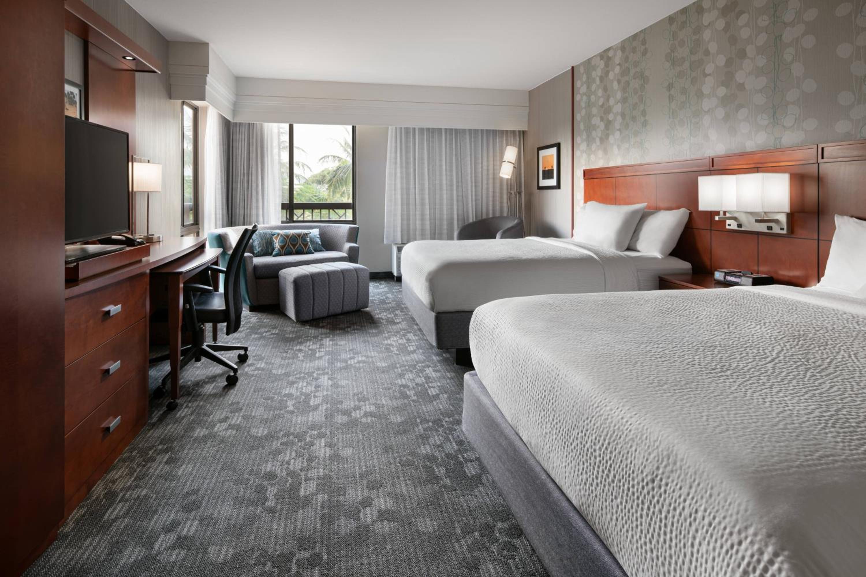 Deluxe Queen Room with Two Queen Beds with Sofabed - Photo 3