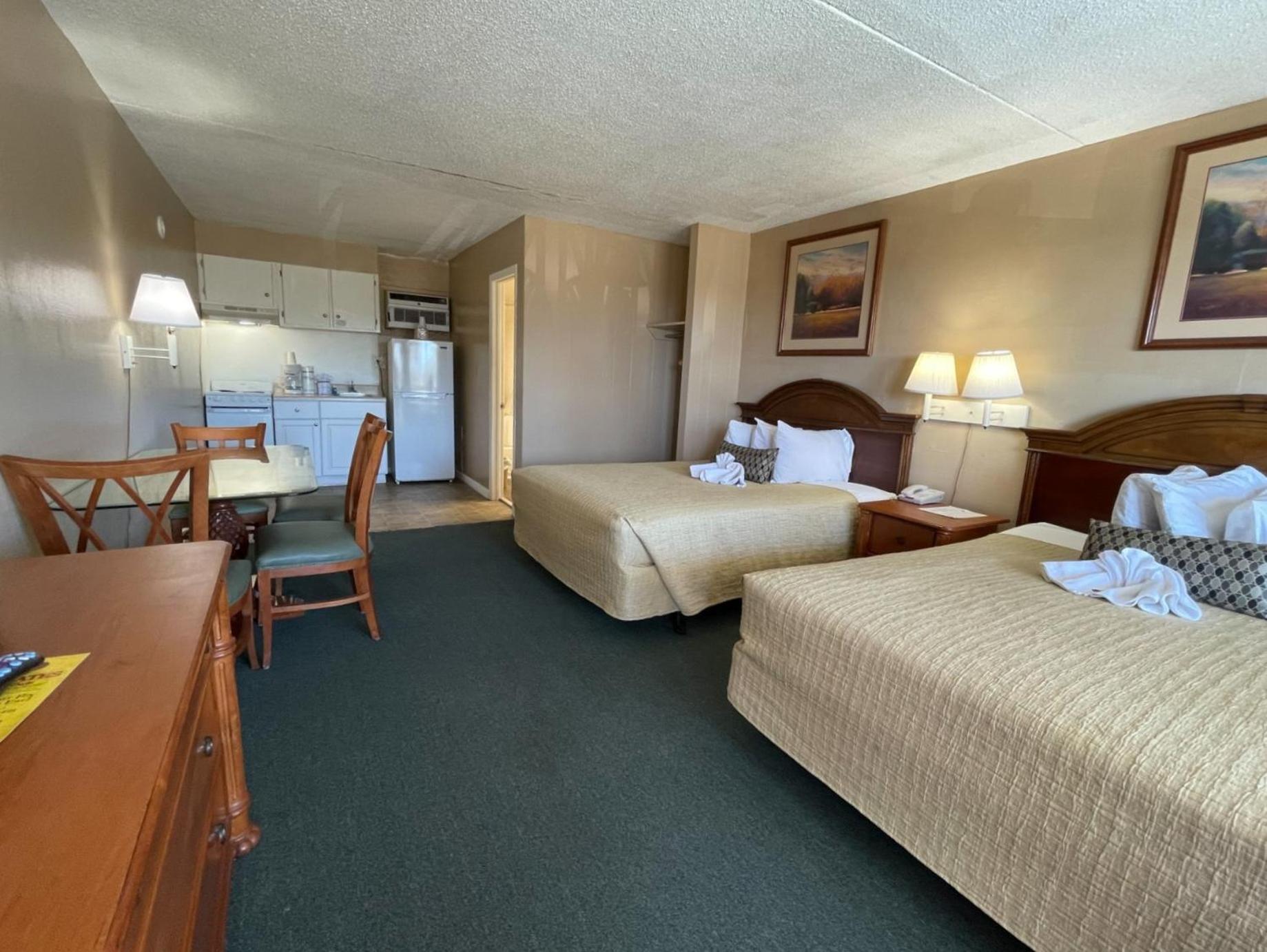Standard Room With Two Queen Beds And Kitchenette photo 1