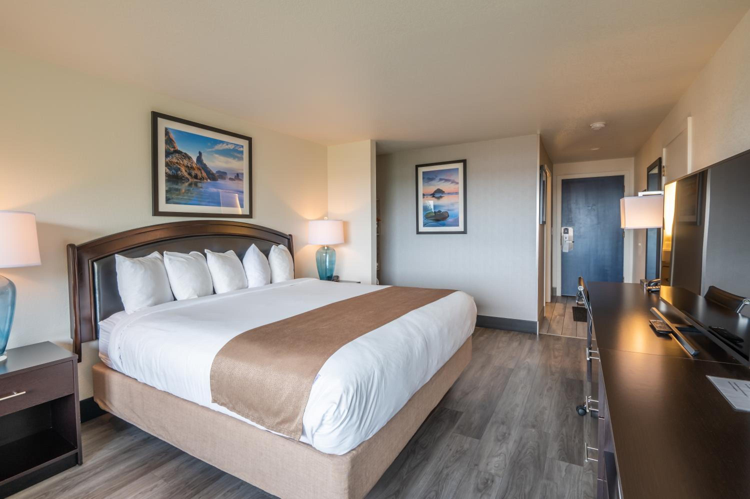 Standard King Room - Photo 9