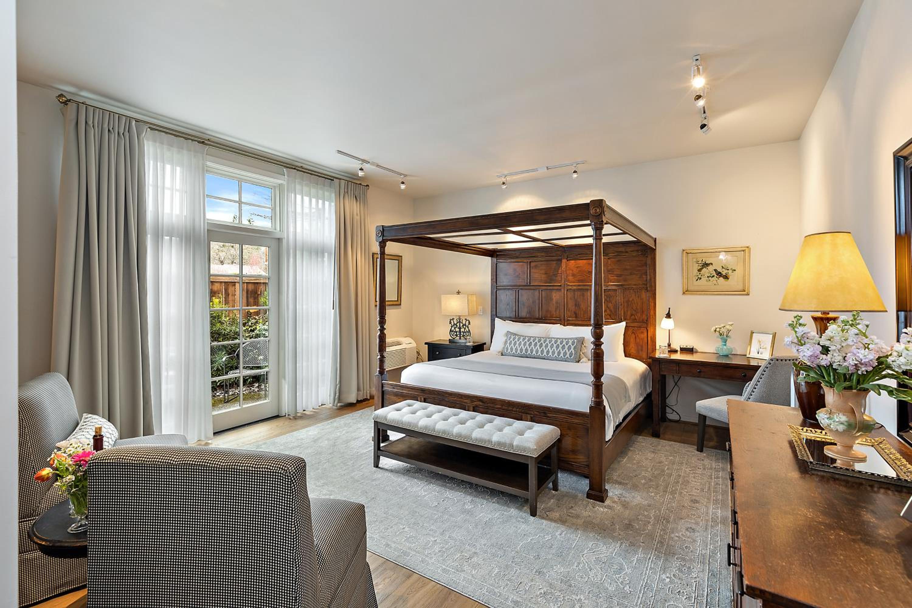Deluxe Suite with Spa Bath
