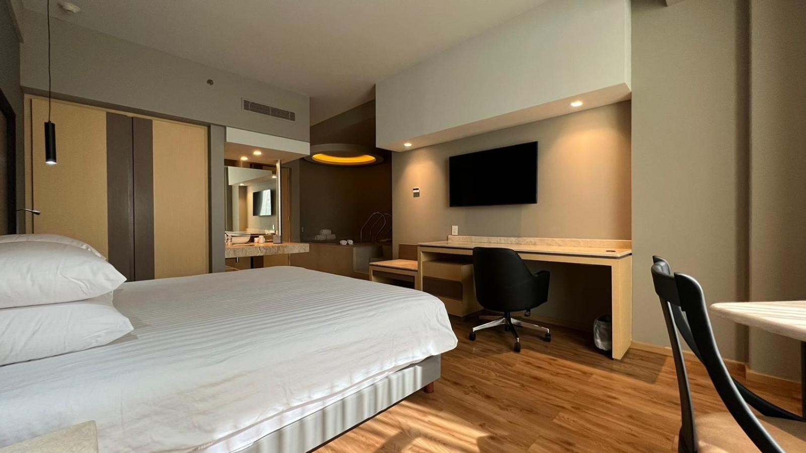 1 Kind Bed, Suite, Non-Smoking photo 2