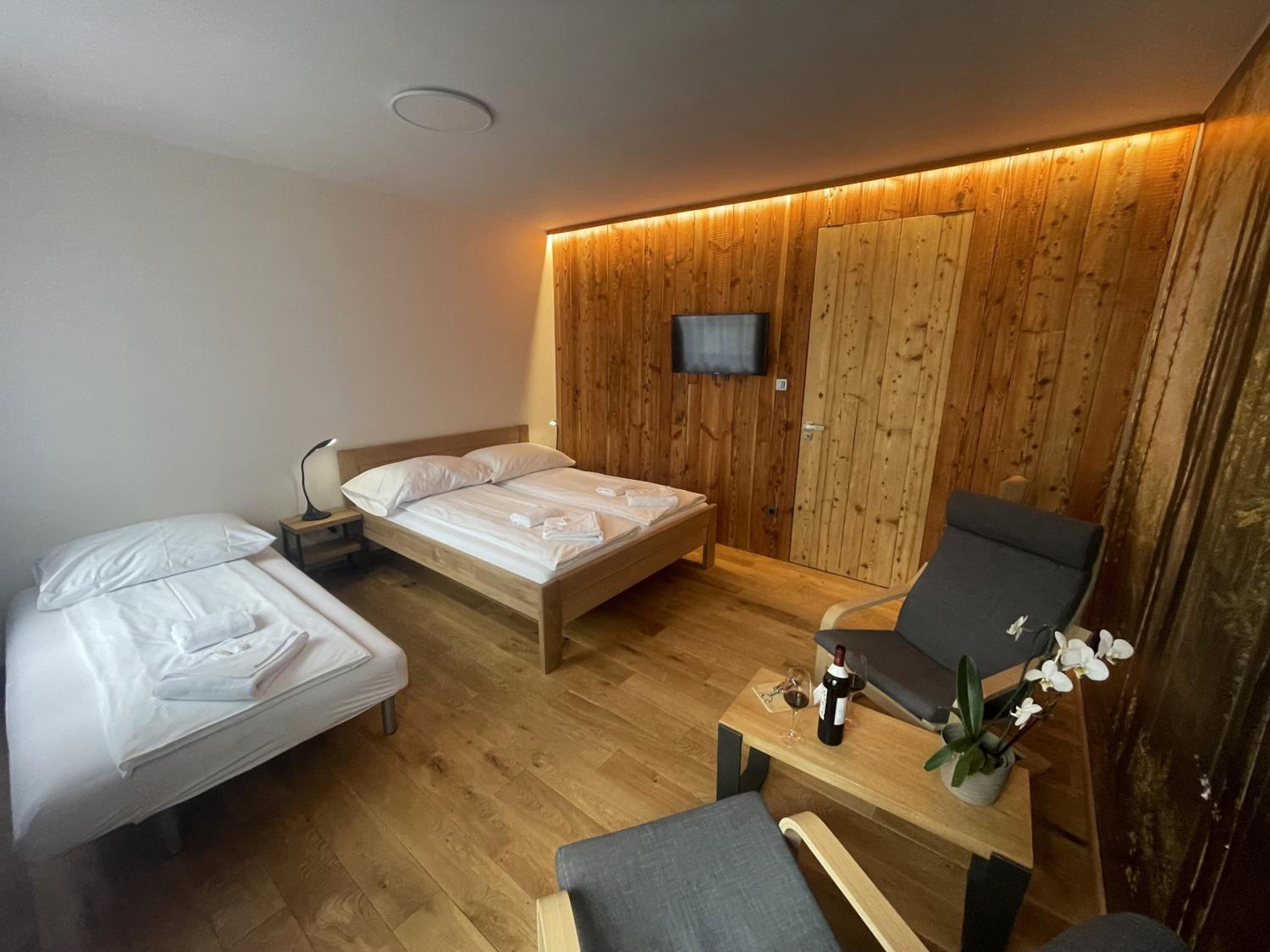 Deluxe Double Room with Extra Bed photo 3