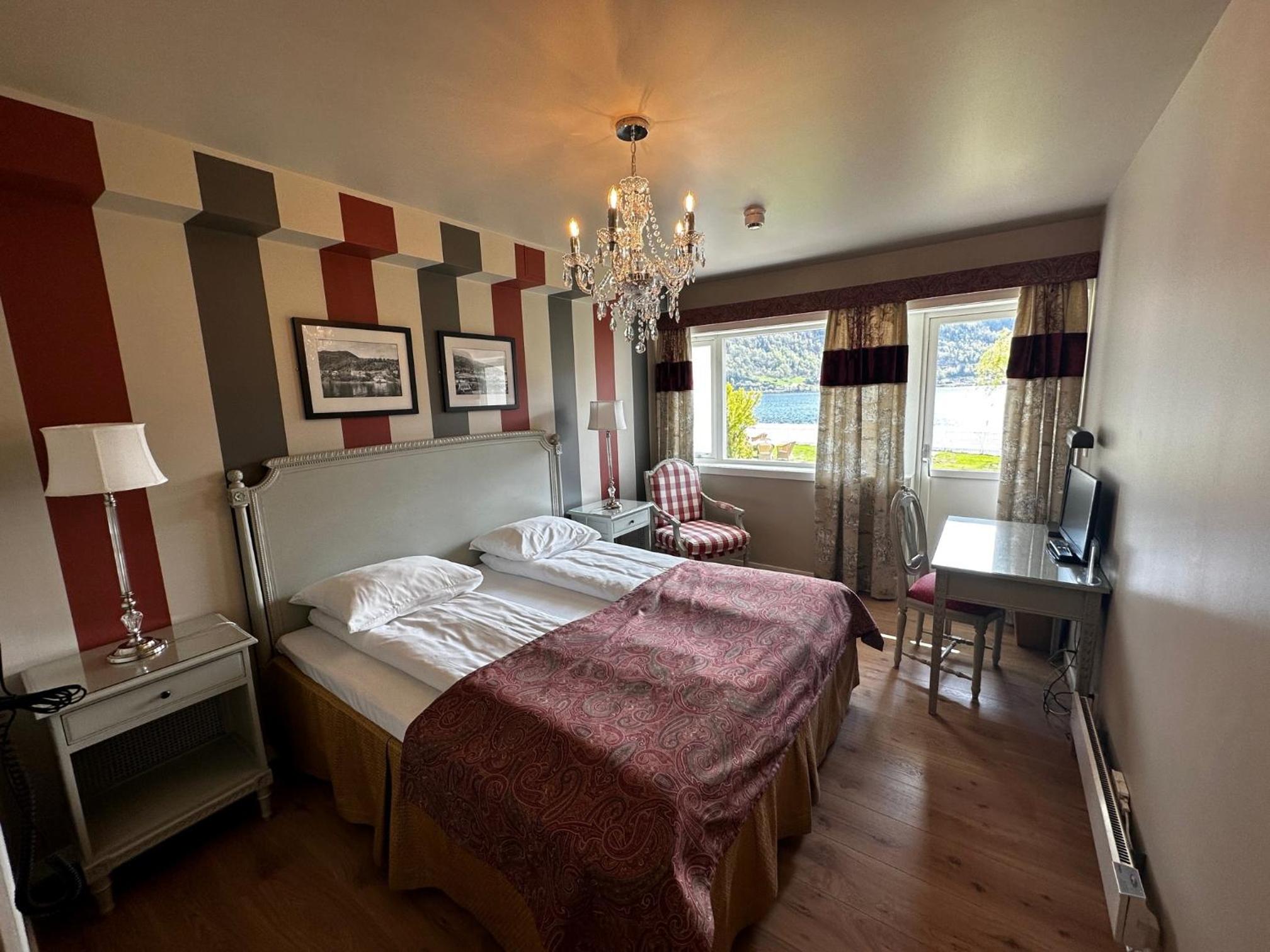 Double or Twin Room with Fjord View - Photo 5