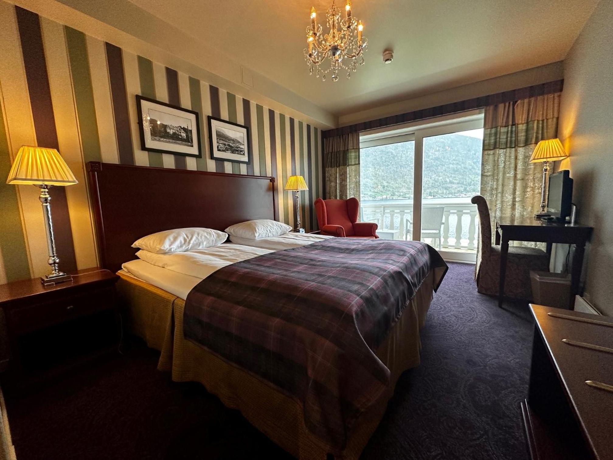 Double or Twin Room with Fjord View - Photo 4