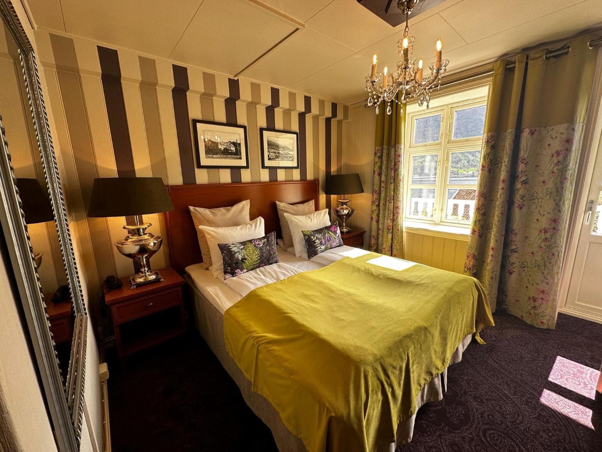 Double or Twin Room with Fjord View - Photo 3