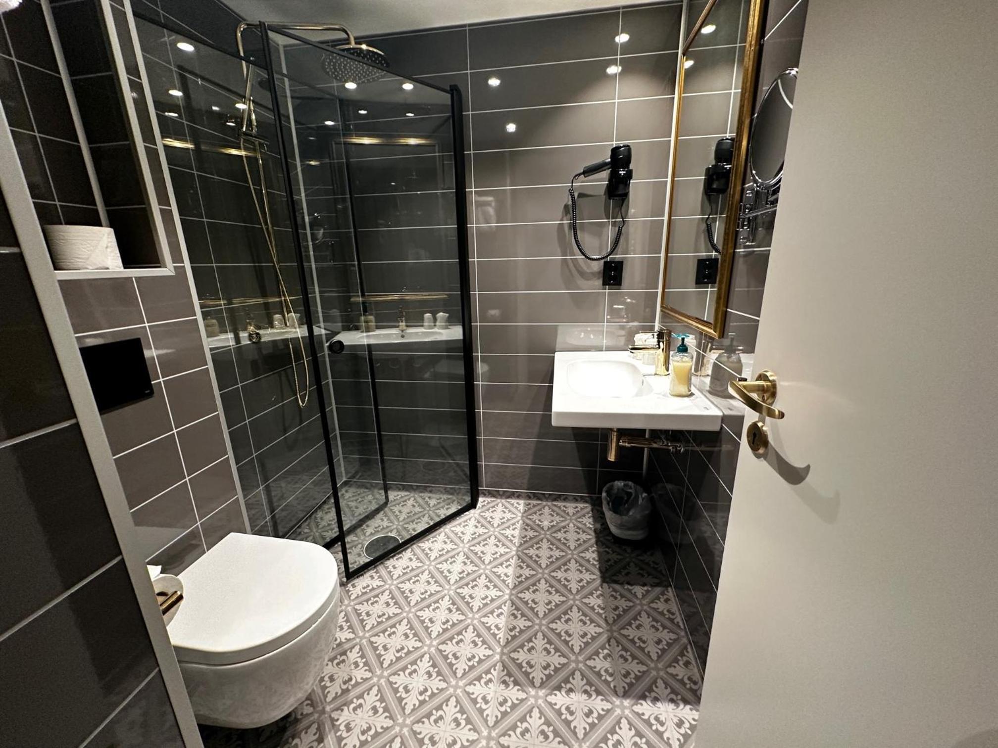 Double or Twin Room with Fjord View - Photo 2