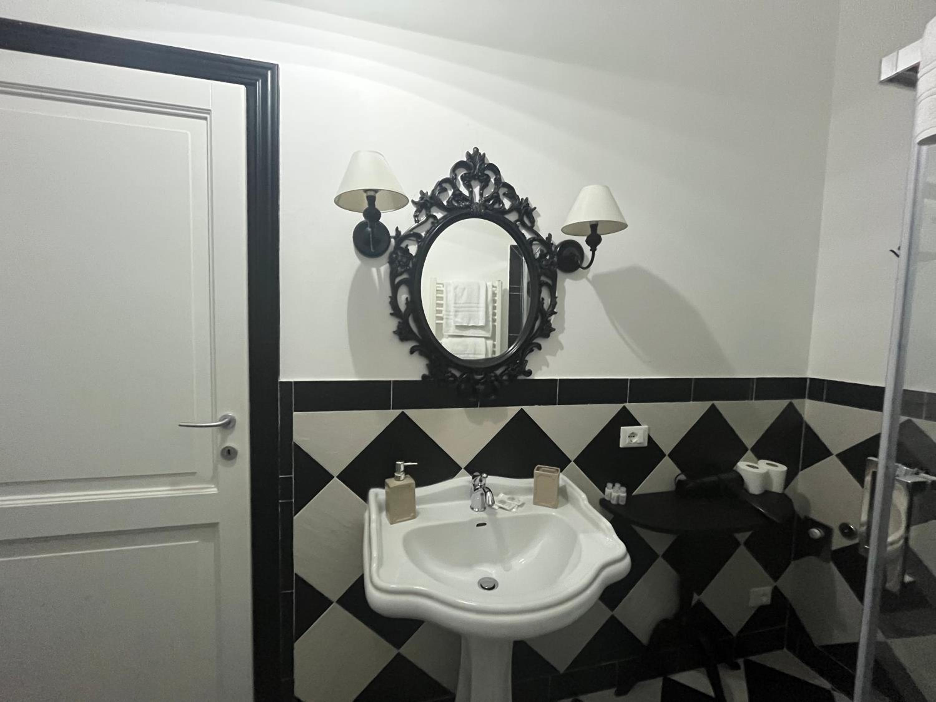 Deluxe Room (2 Adults + 1 Child) photo 3