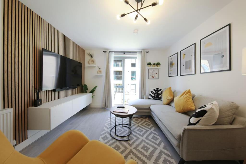 One-Bedroom Apartment photo 1