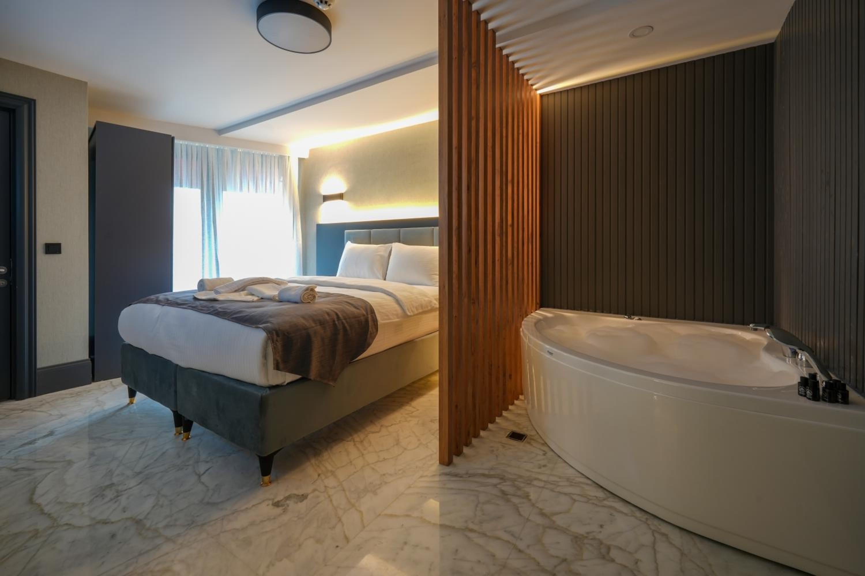 Deluxe Double Room with Bath photo 1