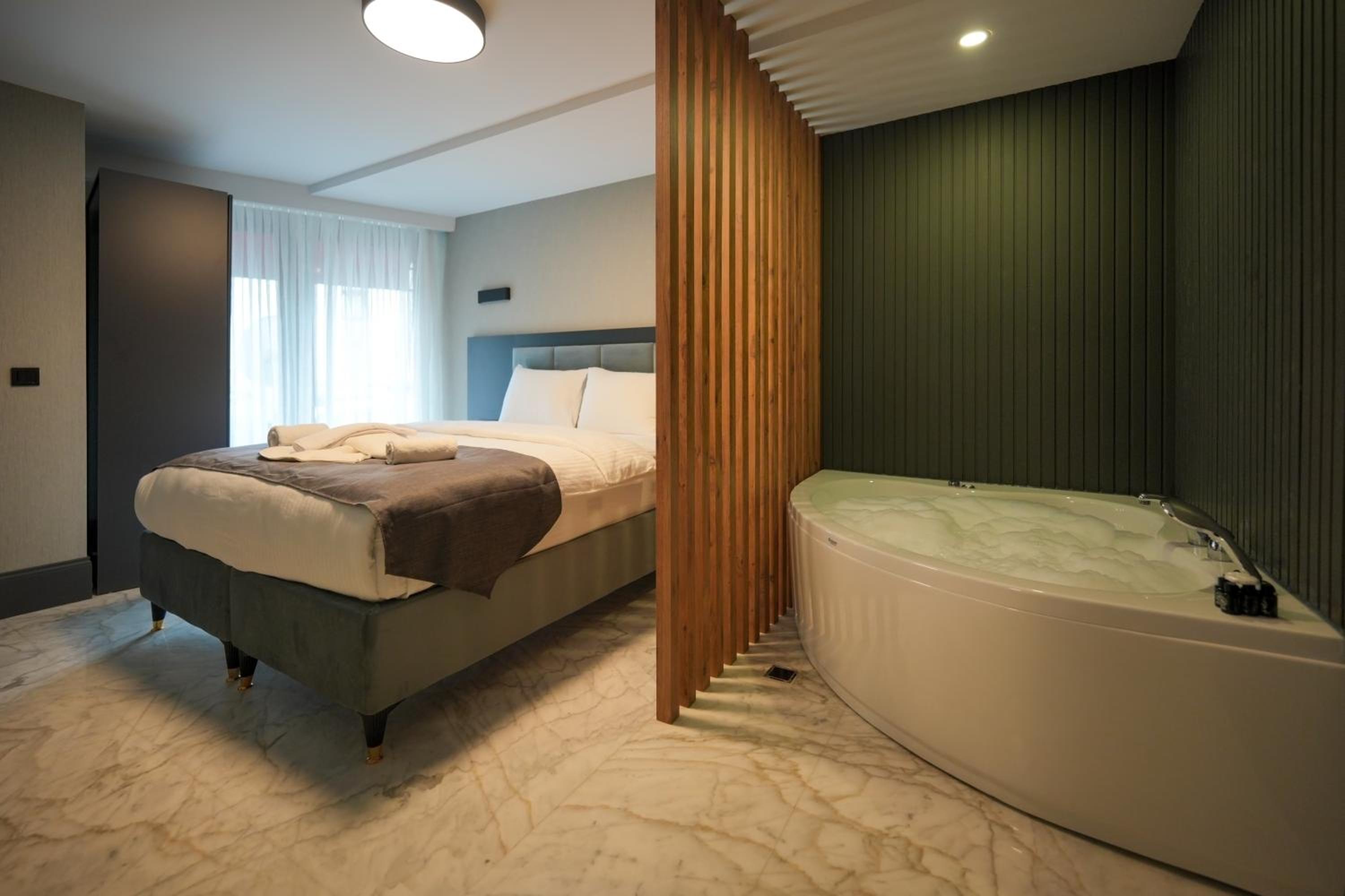 Deluxe Double Room with Bath photo 2