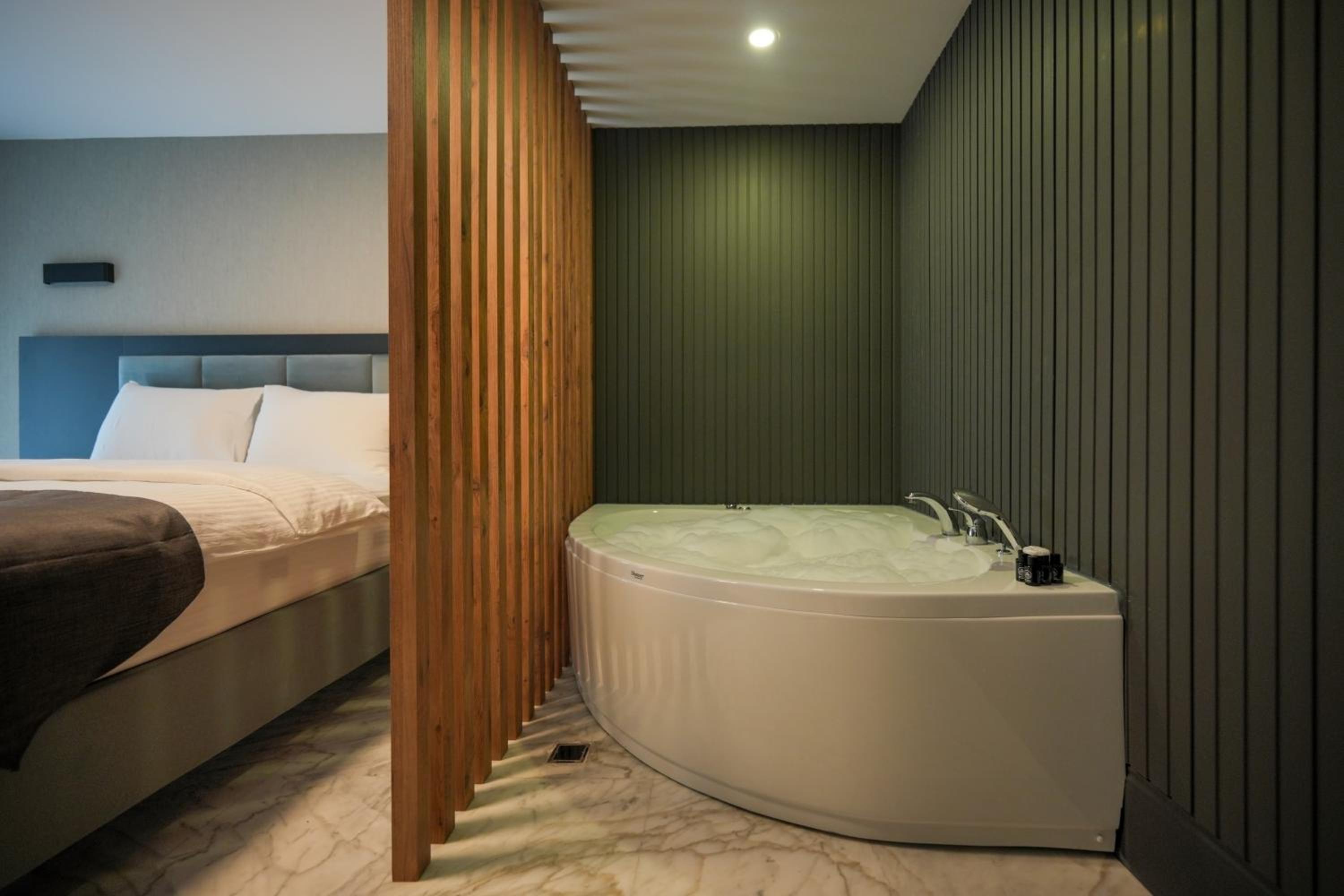 Deluxe Double Room with Bath photo 3